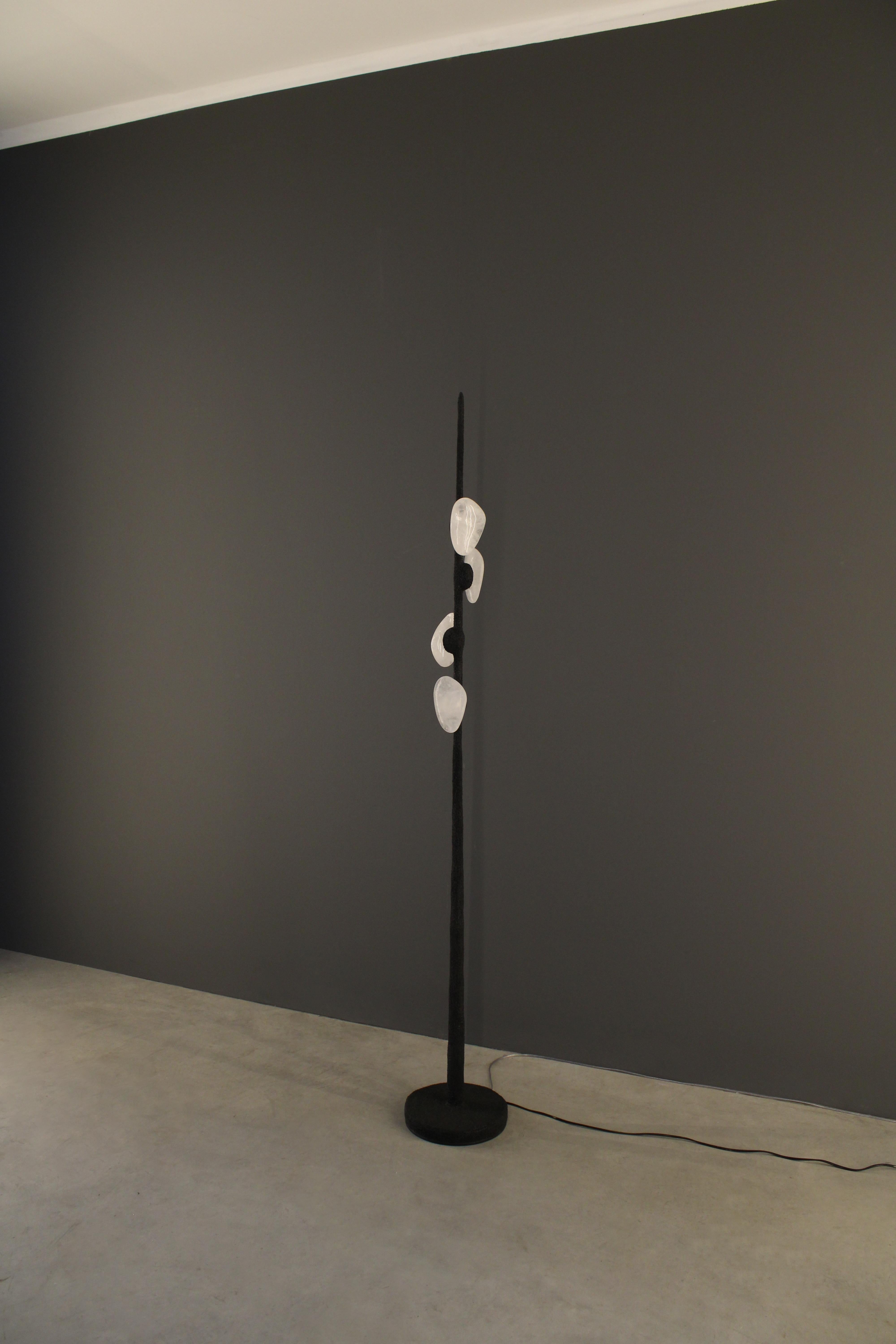 Lampadaire Delphi par Aver
Dimensions : D&H 25 x L 25 x H 174 cm 
MATERIAL : Verre soufflé à la main, métal, cristaux et quartz blanc.

Disponible en différentes finitions. Toutes nos lampes peuvent être câblées en fonction de chaque pays. Si elle