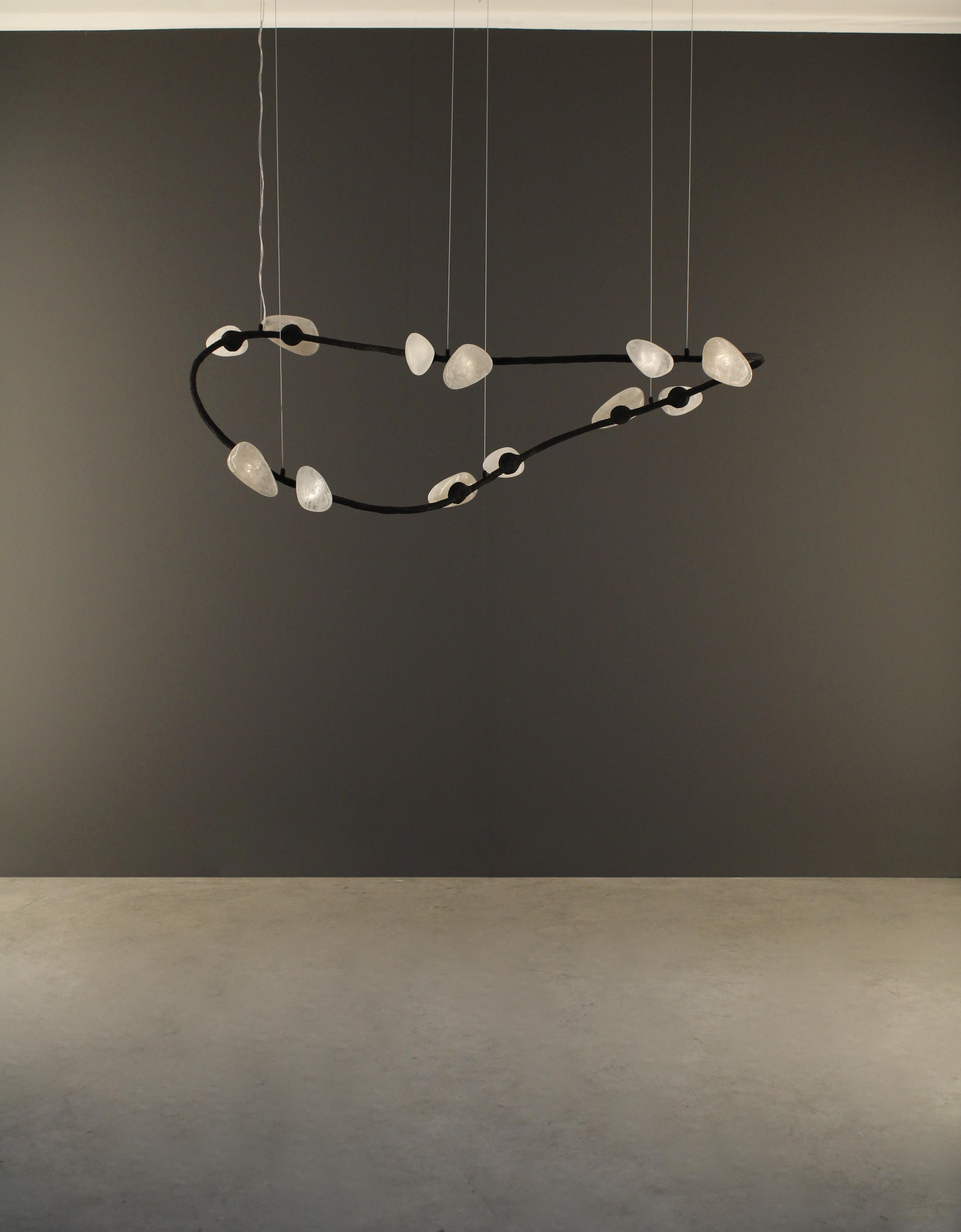 Lampada a sospensione Delphi I di Aver
Dimensioni: D 60 x L 145 x H 42 cm 
Materiali: Vetro soffiato a mano, metallo, cristalli e quarzo bianco.

Disponibile in diverse finiture. Tutte le nostre lampade possono essere cablate a seconda del Paese. Se