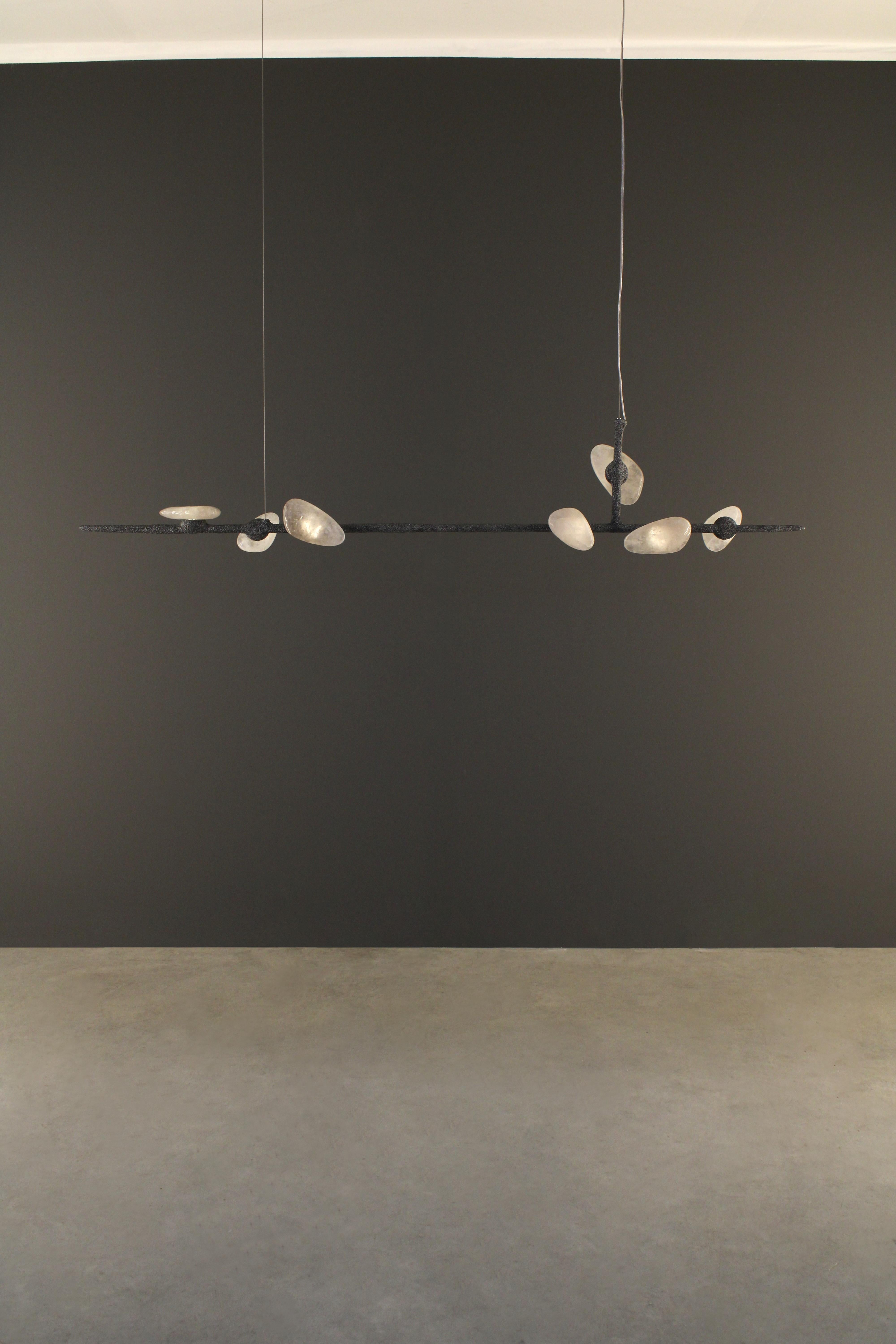 Lampada a sospensione Delphi II di Aver
Dimensioni: D 11 x L 186 x H 33 cm 
Materiali: Vetro soffiato a mano, metallo, cristalli e quarzo bianco.

Disponibile in diverse finiture. Tutte le nostre lampade possono essere cablate a seconda del Paese.