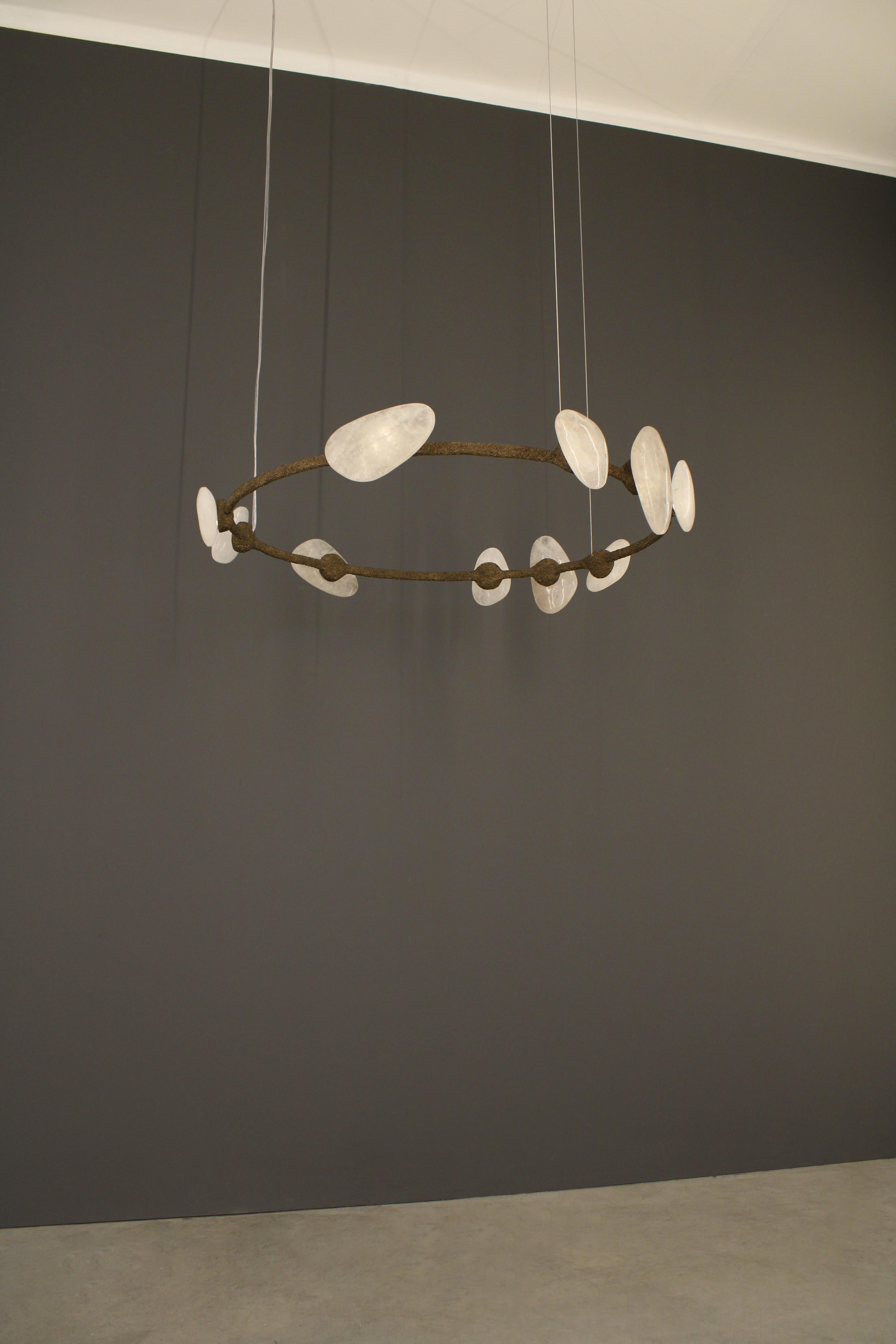 Lampada a sospensione Delphi III di Aver
Dimensioni: Ø: 90 cm; H. 18 cm.
Materiali: Vetro soffiato a mano, metallo, cristalli e quarzo bianco.

Disponibile in diverse finiture. Tutte le nostre lampade possono essere cablate a seconda del Paese. Se