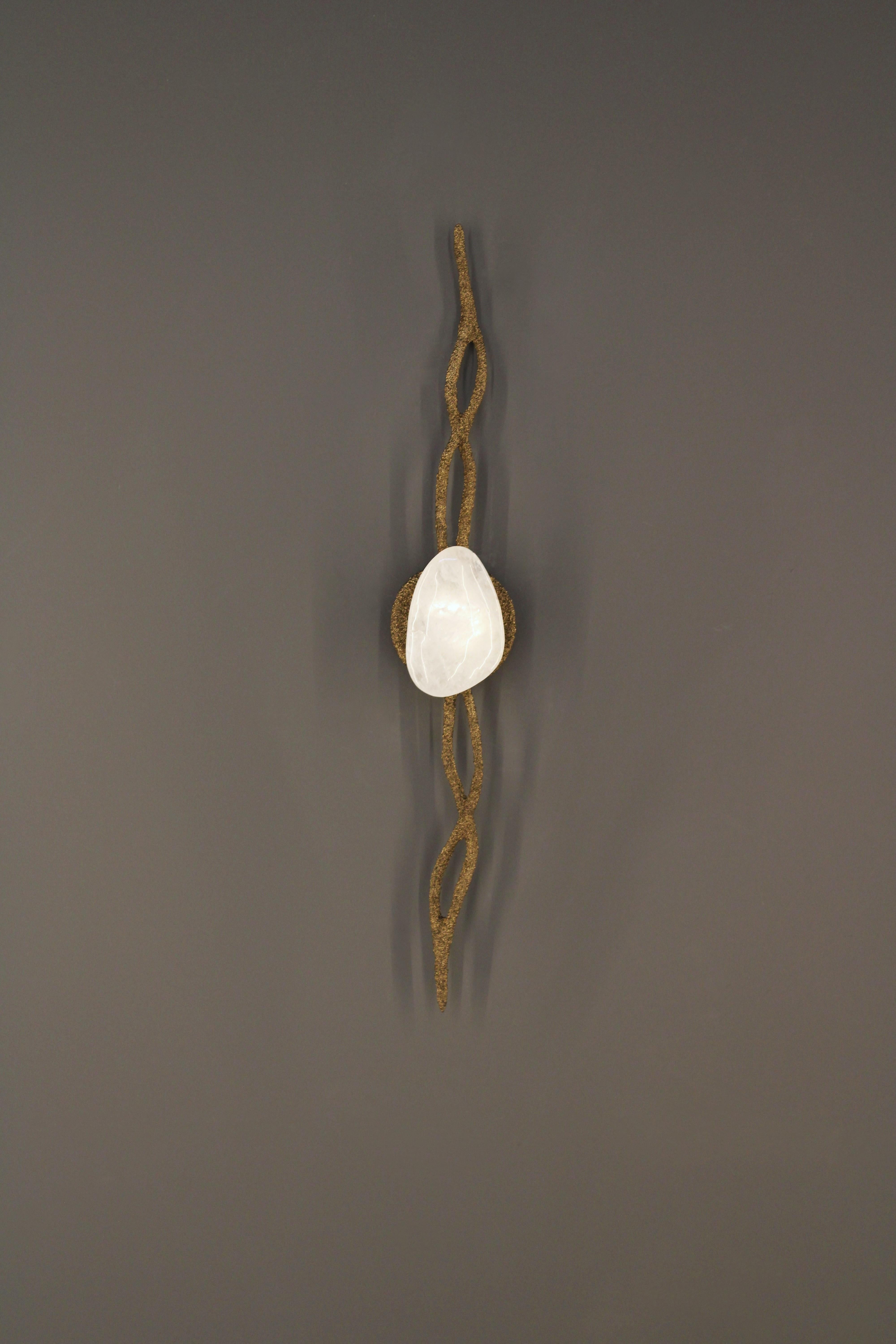 Lampada da parete Delphi IV di Aver
Dimensioni: D. 6 x L. 11 x H. 68 cm 
Materiali: Vetro soffiato a mano, metallo, cristalli e quarzo bianco.

Disponibile in diverse finiture. Tutte le nostre lampade possono essere cablate a seconda del Paese. Se