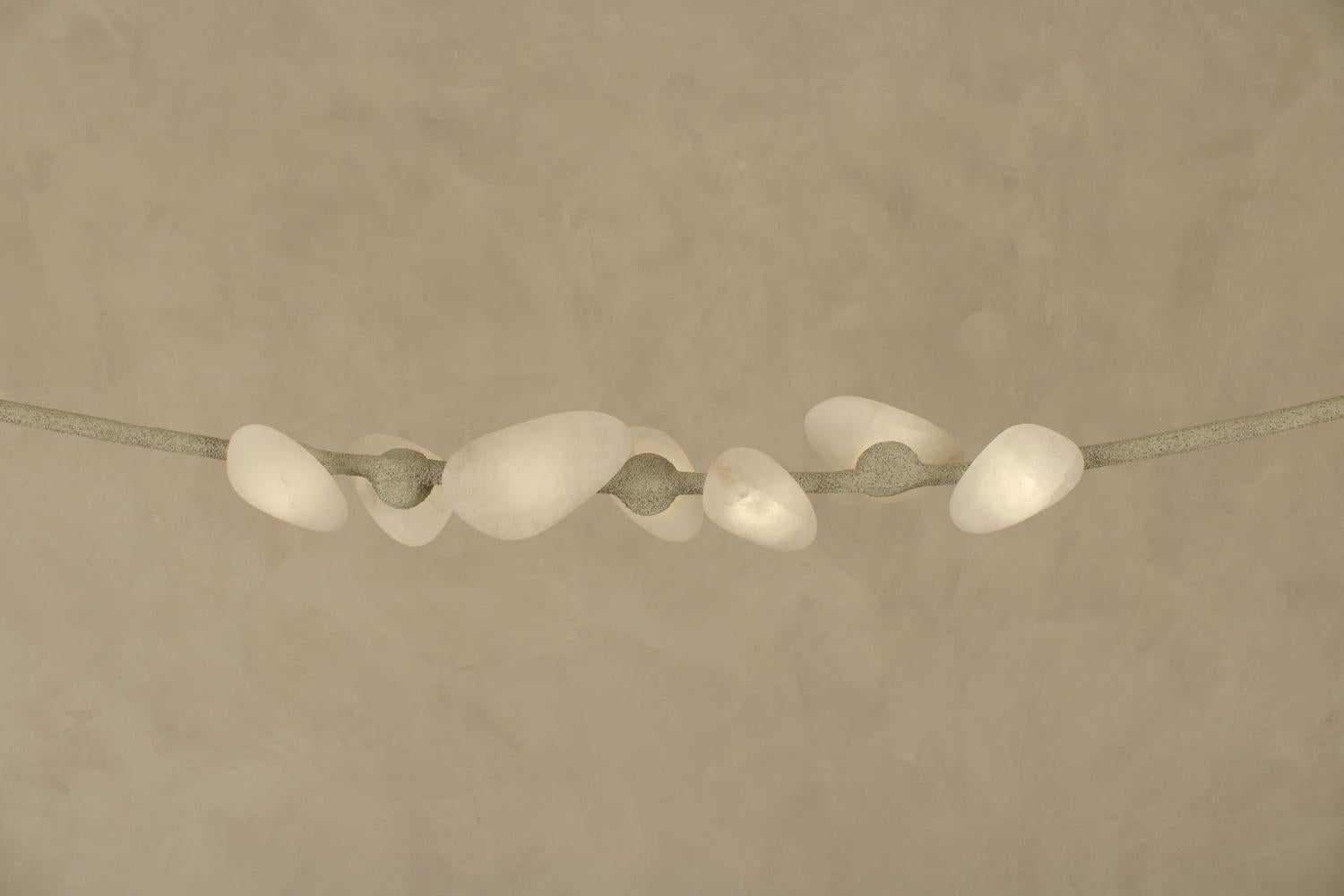Pendentif Delphi IX par Aver
Dimensions : D 14 x L 300 x H 30 cm.
MATERIAL : Les roches naturelles, les cristaux taillés de haute qualité, les chaînes de bijoux, le verre soufflé à la main sont quelques-unes des matières premières utilisées dans la