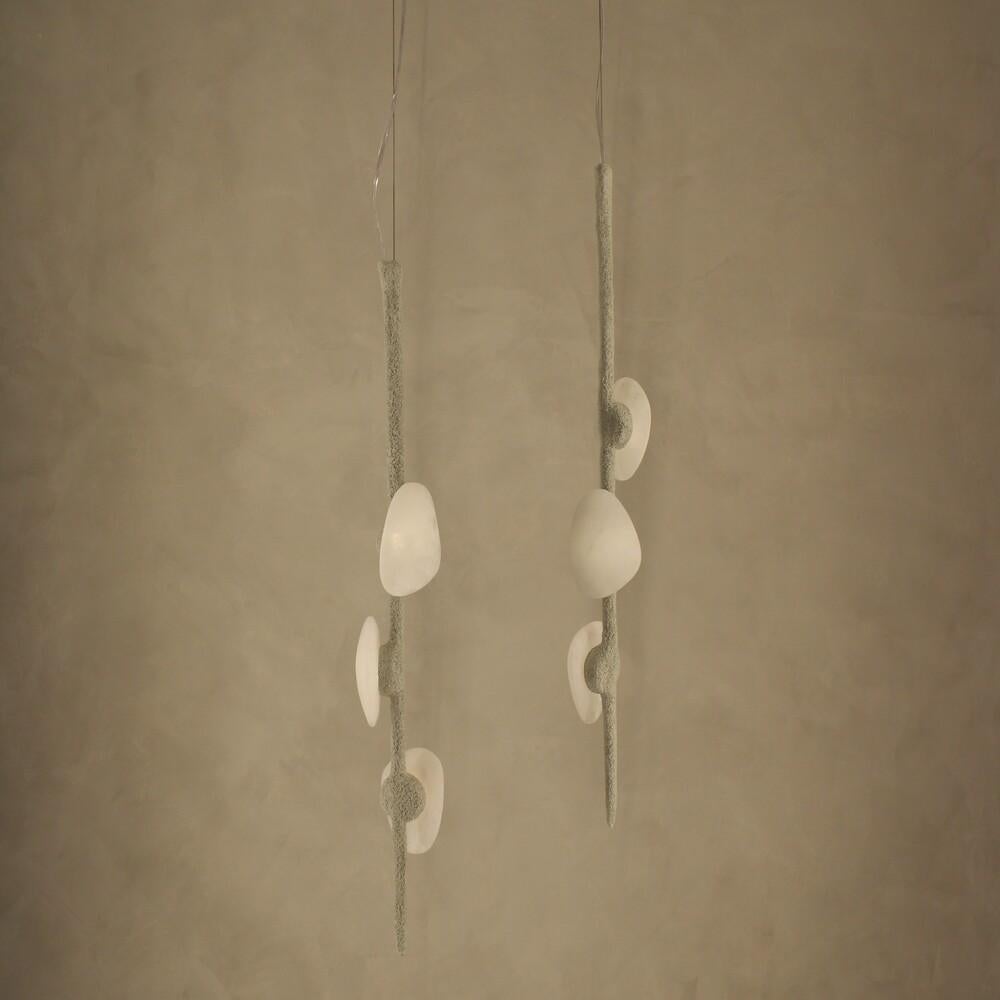 Delphi Pendant VIII by Aver
Dimensions : D 14 x L 14 x H 81 cm.
MATERIAL : Les roches naturelles, les cristaux taillés de haute qualité, les chaînes de bijoux, le verre soufflé à la main sont quelques-unes des matières premières utilisées dans la