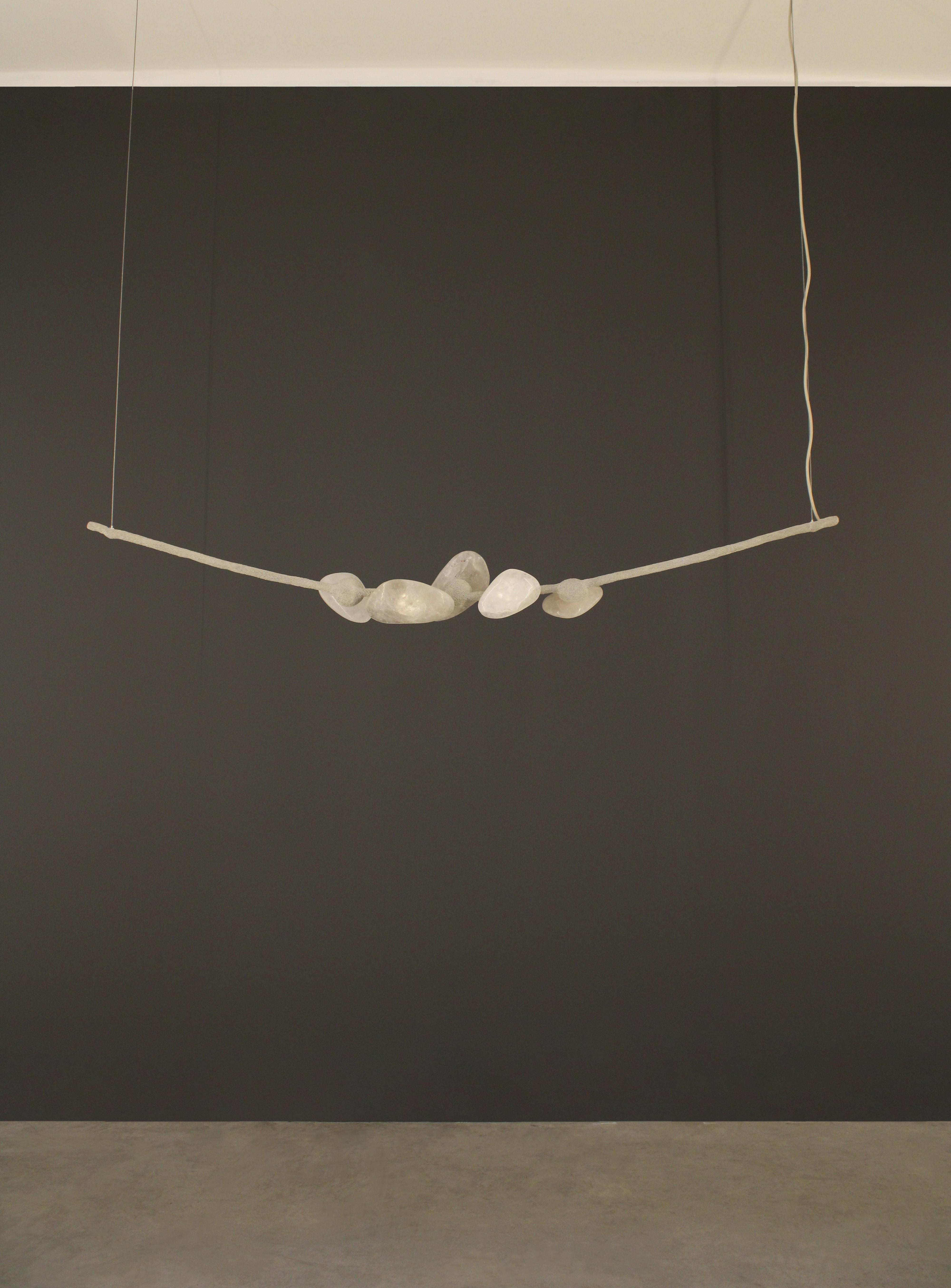 Lampada a sospensione Delphi V di Aver
Dimensioni: D. 14 x L. 153 x H. 20 cm 
Materiali: Vetro soffiato a mano, metallo, cristalli e quarzo bianco.

Disponibile in diverse finiture. Tutte le nostre lampade possono essere cablate a seconda del Paese.