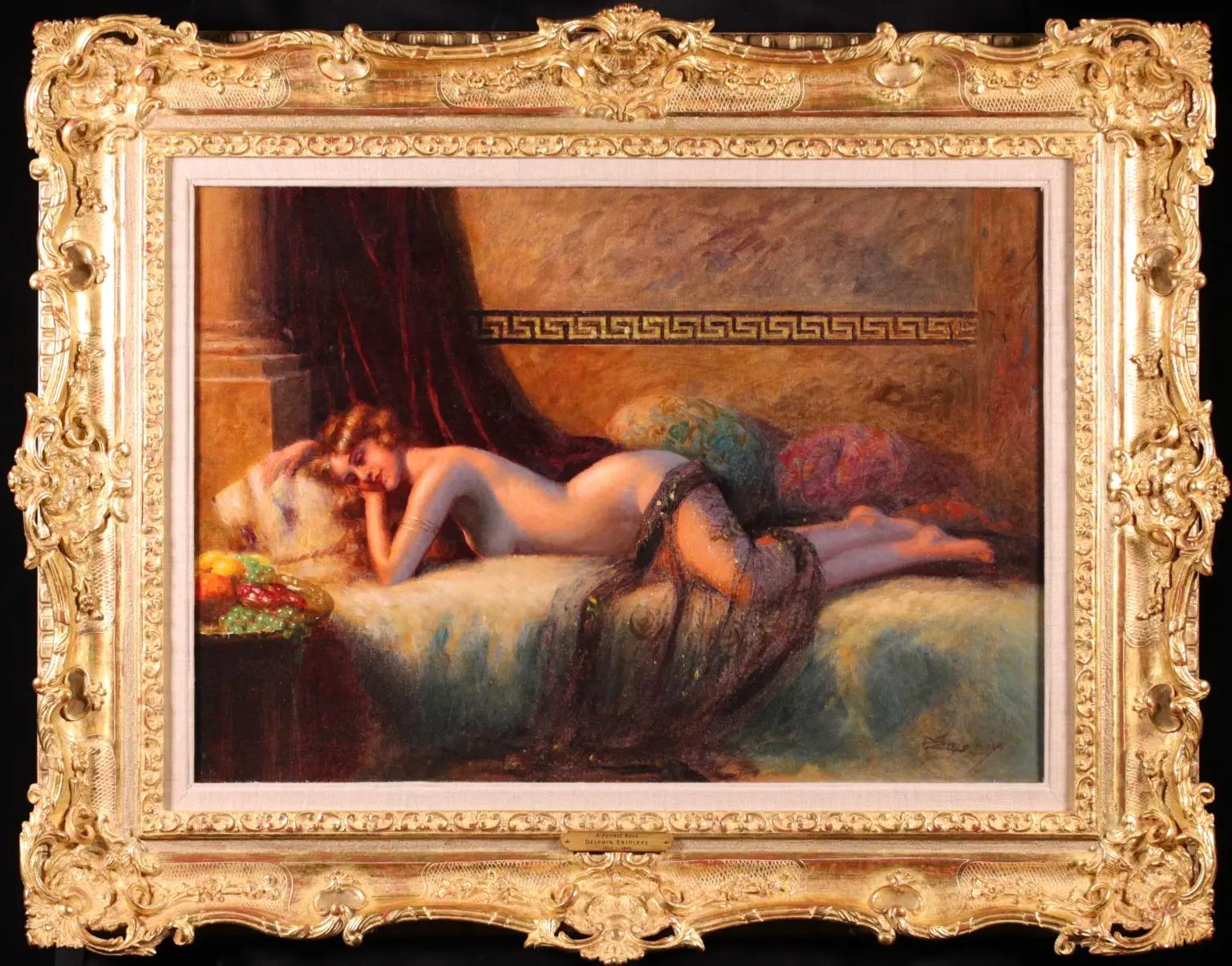 Nu d'intérieur signé huile sur toile circa 1900 par le peintre académique français Delphin Enjolras. L'œuvre représente une nue aux cheveux roux reposant sur un lit dans un boudoir luxuriant, drapée d'une écharpe transparente. Un rideau de velours
