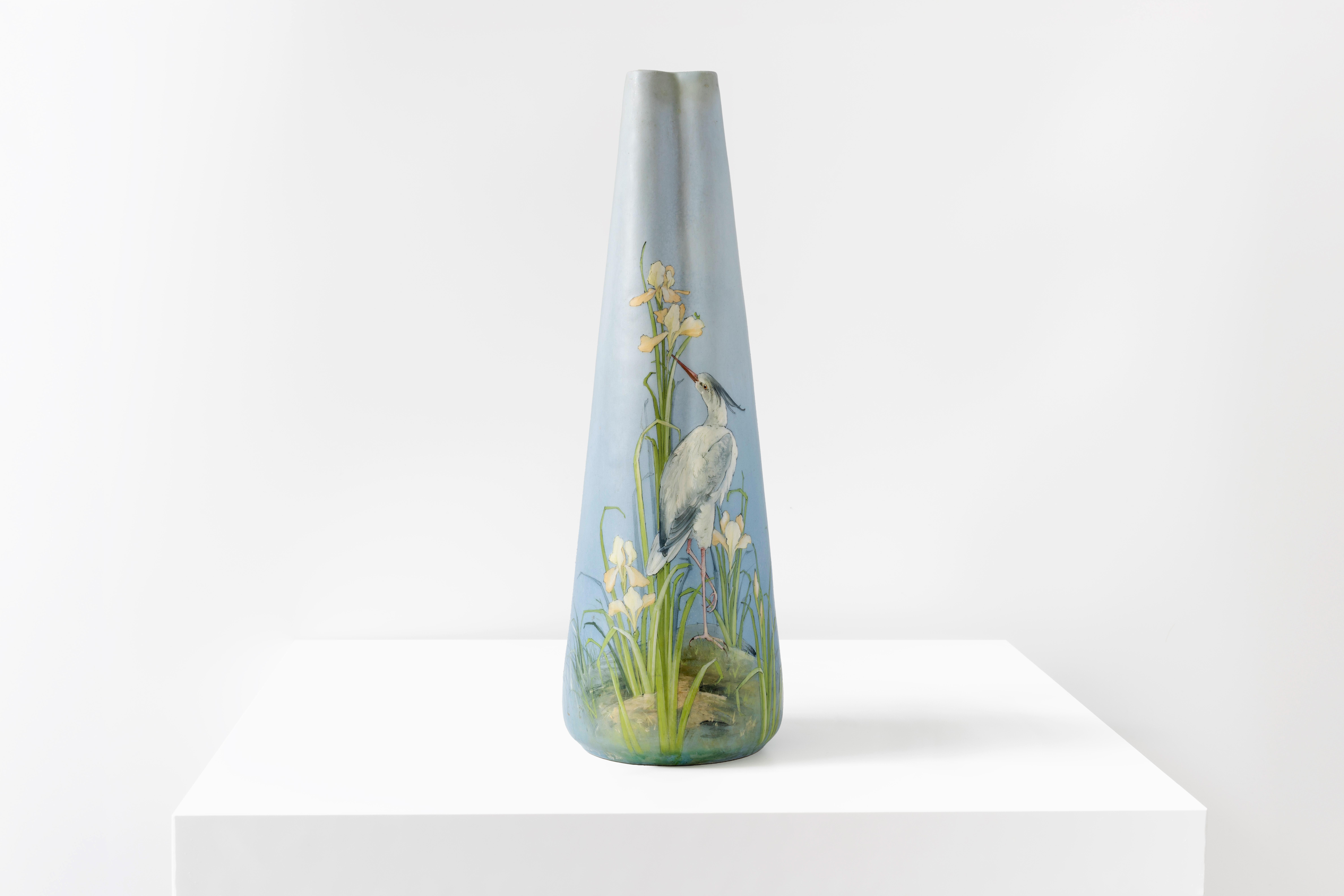 Ti presentiamo uno splendido vaso tronco-conico in ceramica, realizzato magistralmente da Delphin Massier a Vallauris. Questo squisito pezzo presenta un collo unico a tre lobi che aggiunge un tocco di eleganza, permettendo al vaso di distinguersi in