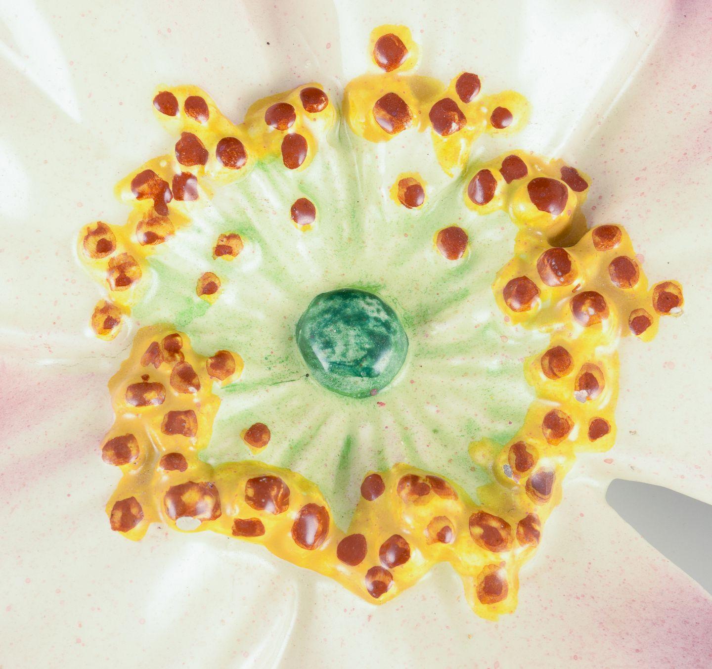 Francese Delphin Massier per Vallauris. Fioriera da parete in ceramica a forma di fiore in vendita