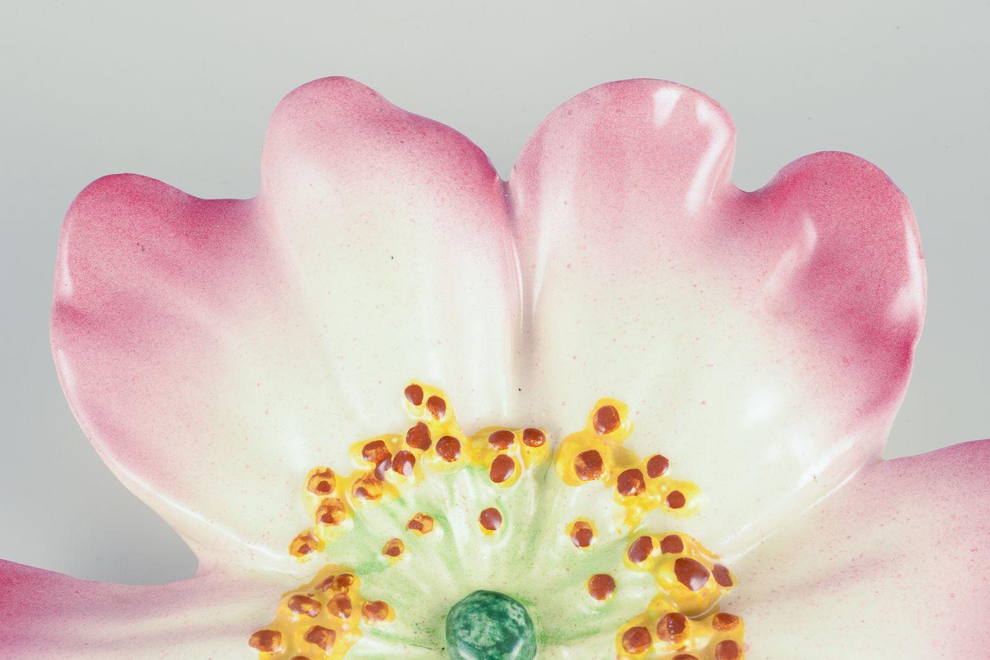 Smaltato Delphin Massier per Vallauris. Fioriera da parete in ceramica a forma di fiore in vendita