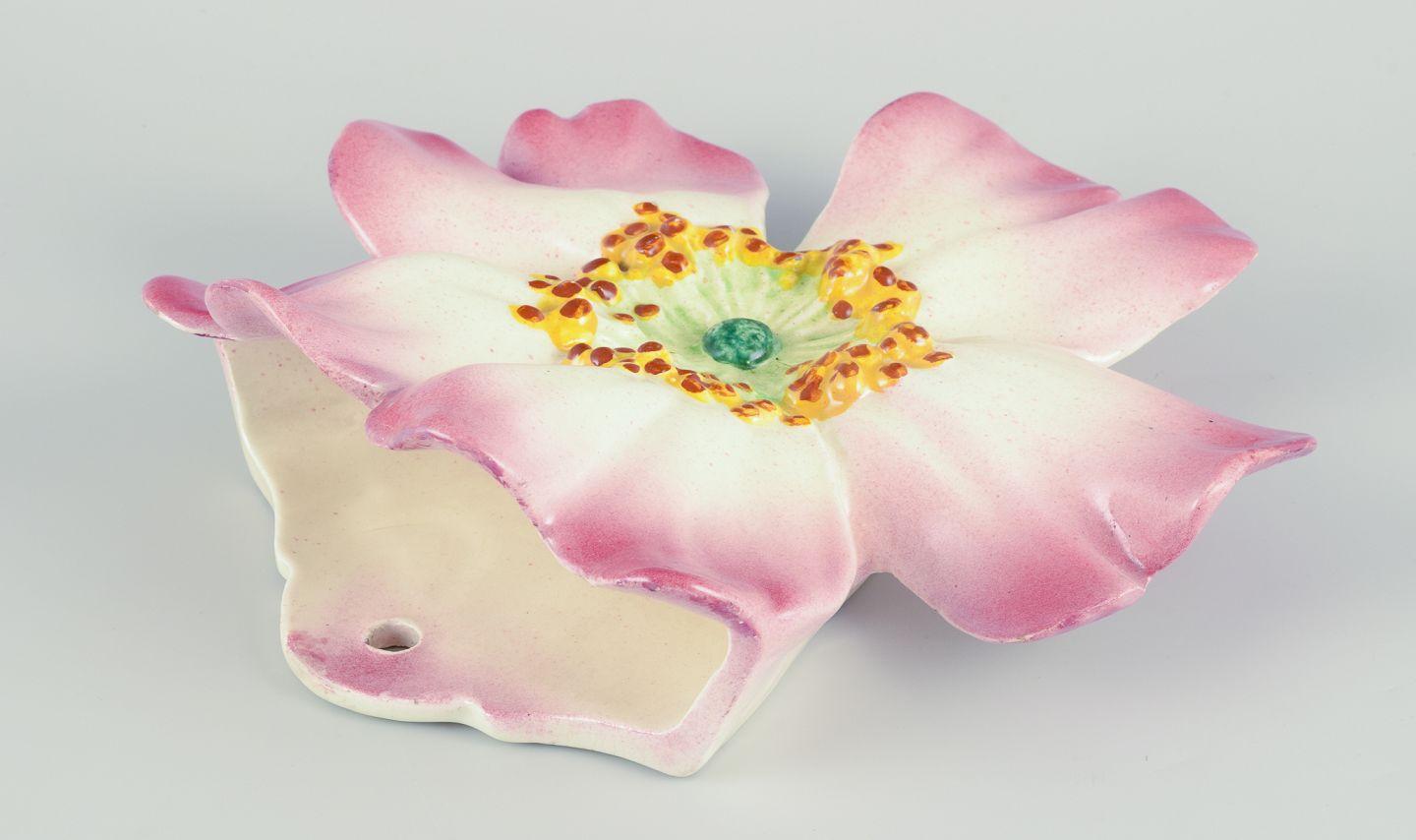 Delphin Massier per Vallauris. Fioriera da parete in ceramica a forma di fiore in vendita 2