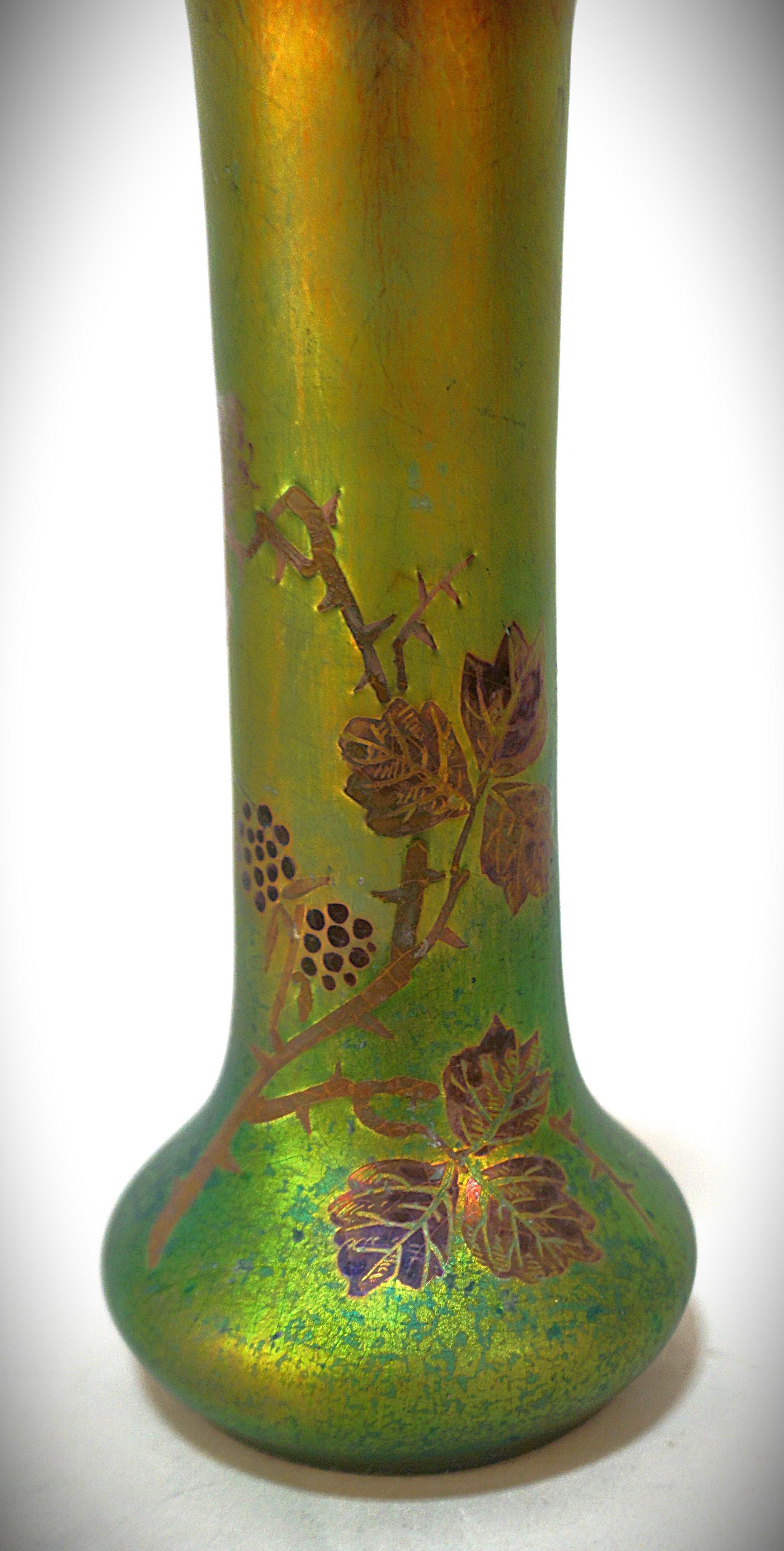 Fin 19e - début 20e siècle - vase en céramique à glaçure lustrée de nouvelles innovations colorées, décoré d'une branche de feuilles et de baies.