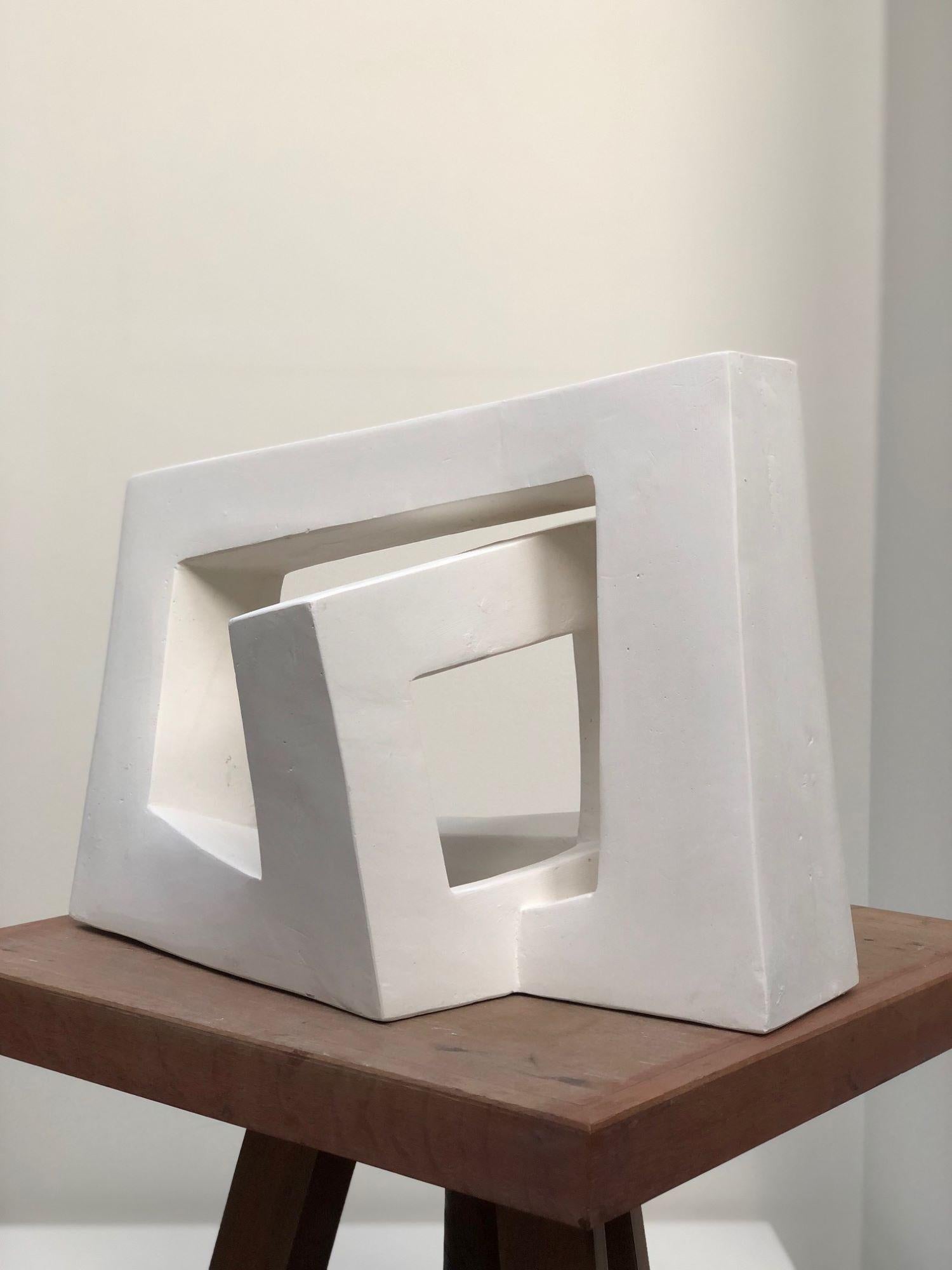 Arch von Delphine Brabant – Abstrakte geometrische Gipsskulptur aus Gips im Angebot 1