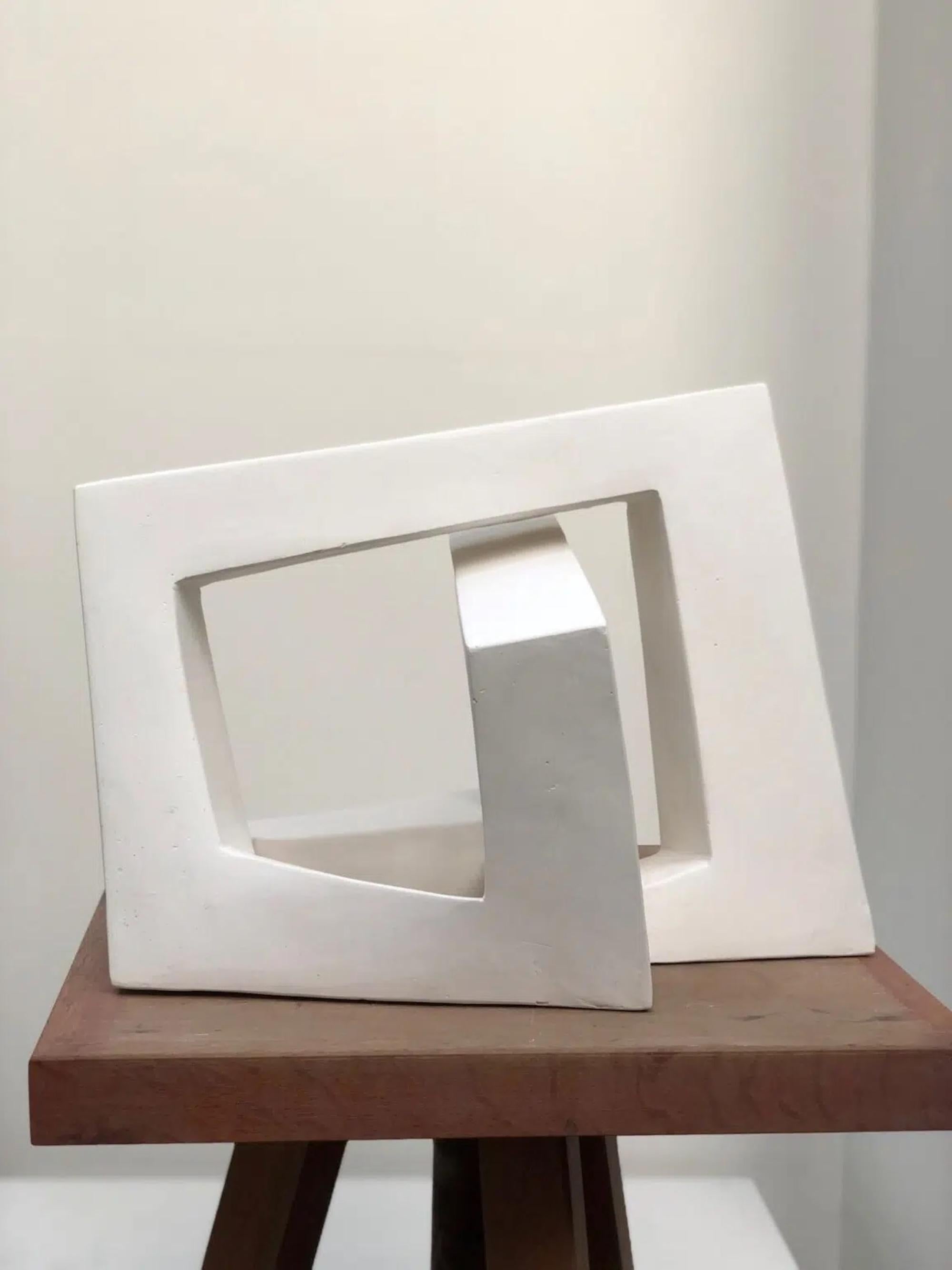 Arco di Delphine Brabant - Scultura in gesso, opera d'arte geometrica, bianco