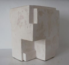 Block X de Delphine Brabant, sculpture géométrique abstraite, plâtre, équilibre