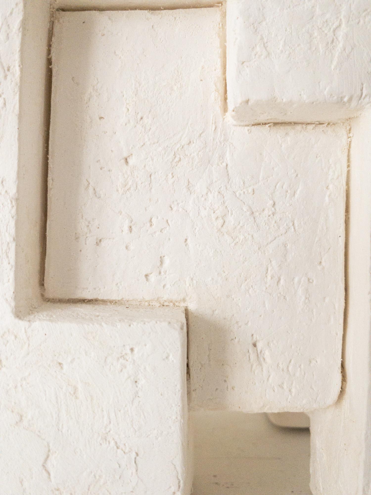 Block XI by Delphine Brabant - Abstract geometric sculpture, plaster, balance en venta 13