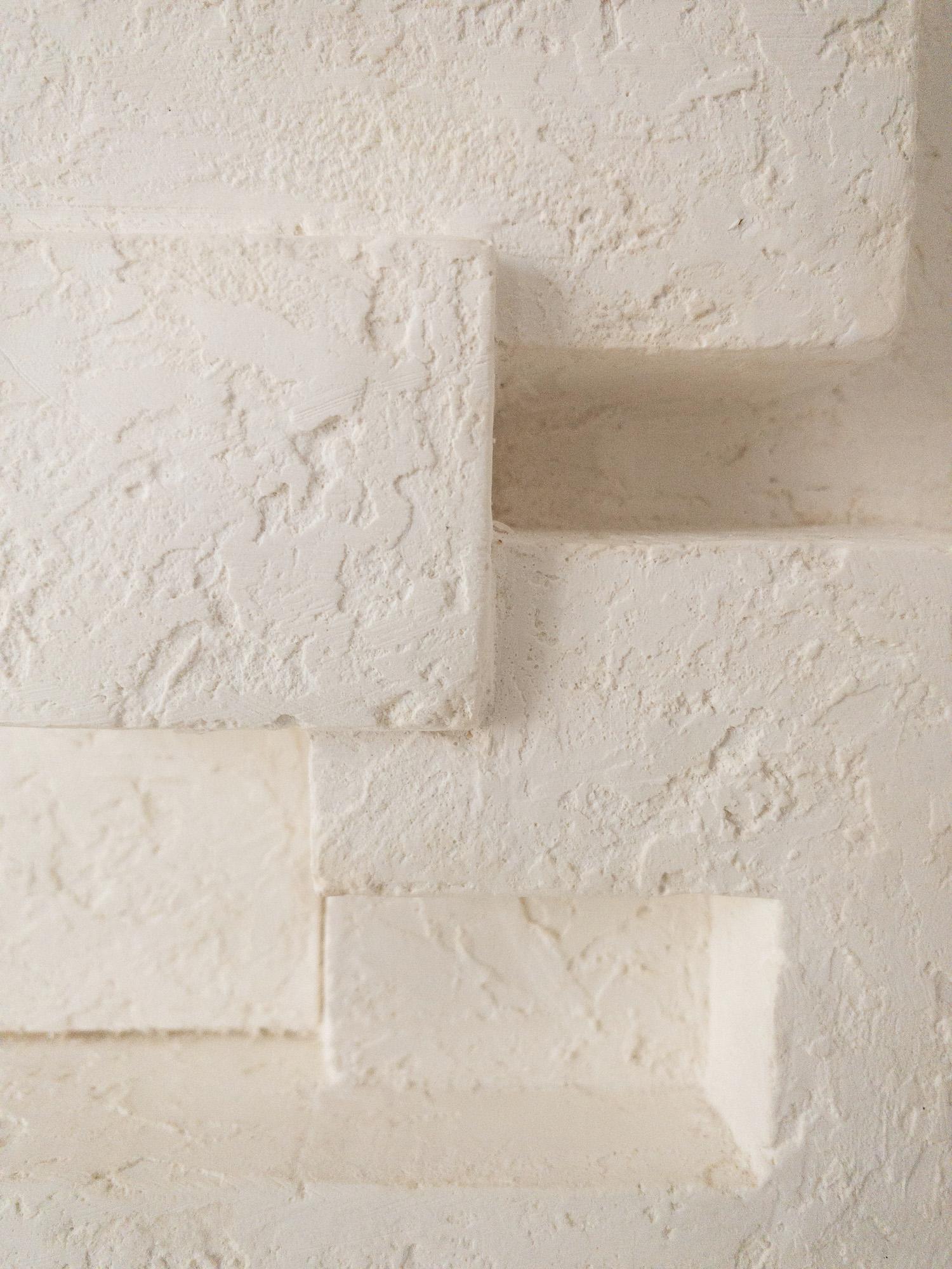 Block XI by Delphine Brabant - Abstract geometric sculpture, plaster, balance en venta 15