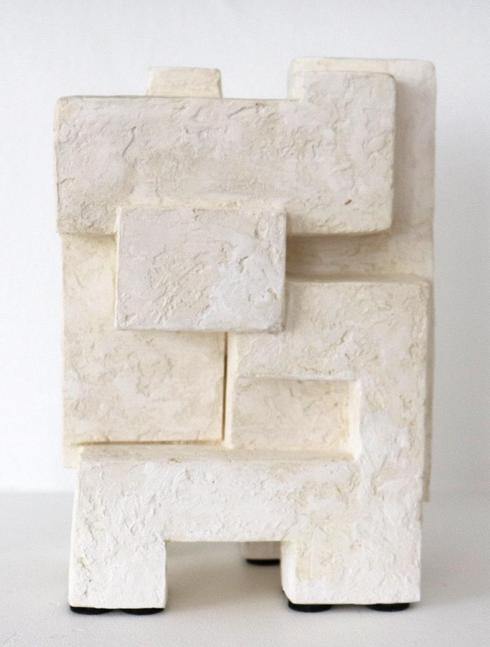 Block XI by Delphine Brabant - Abstract geometric sculpture, plaster, balance en venta 2