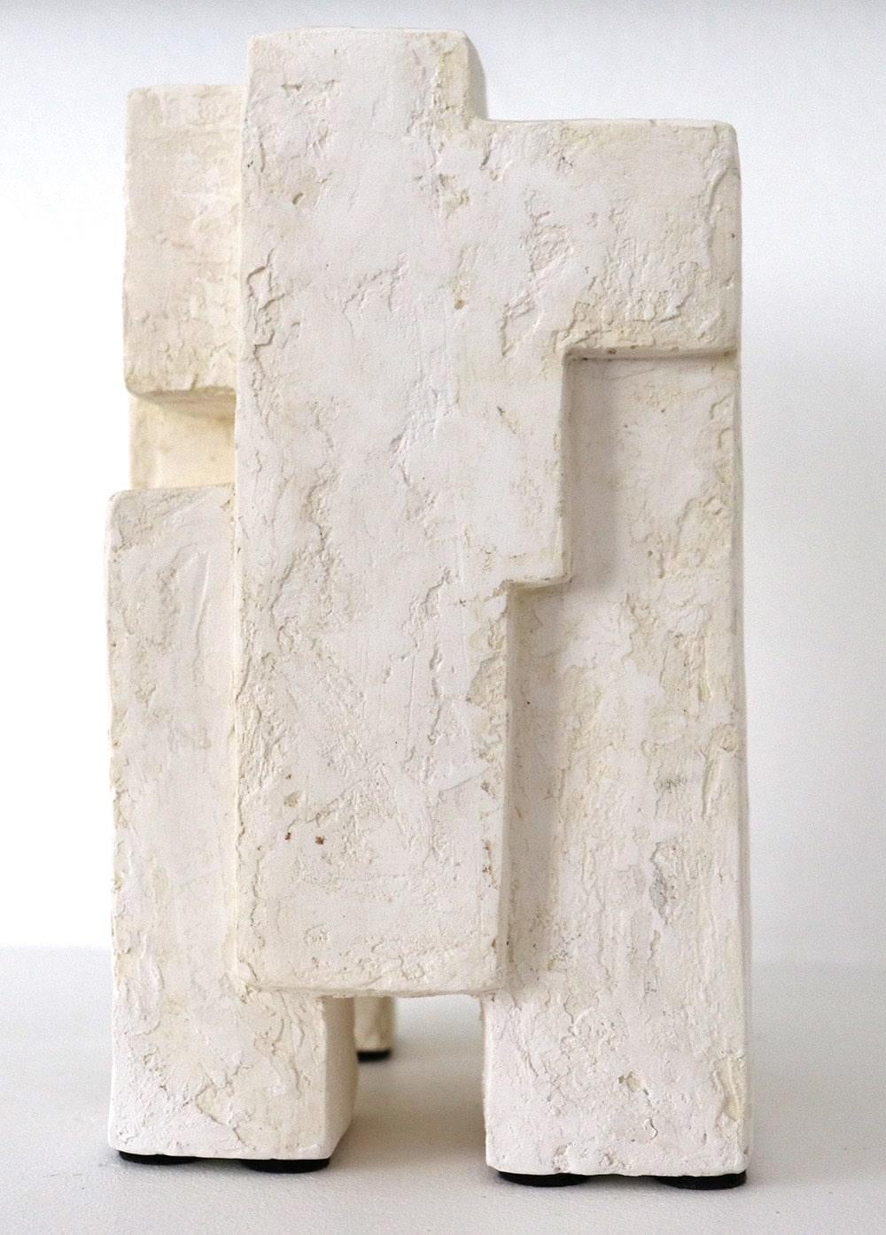 Block XI by Delphine Brabant - Abstract geometric sculpture, plaster, balance en venta 3