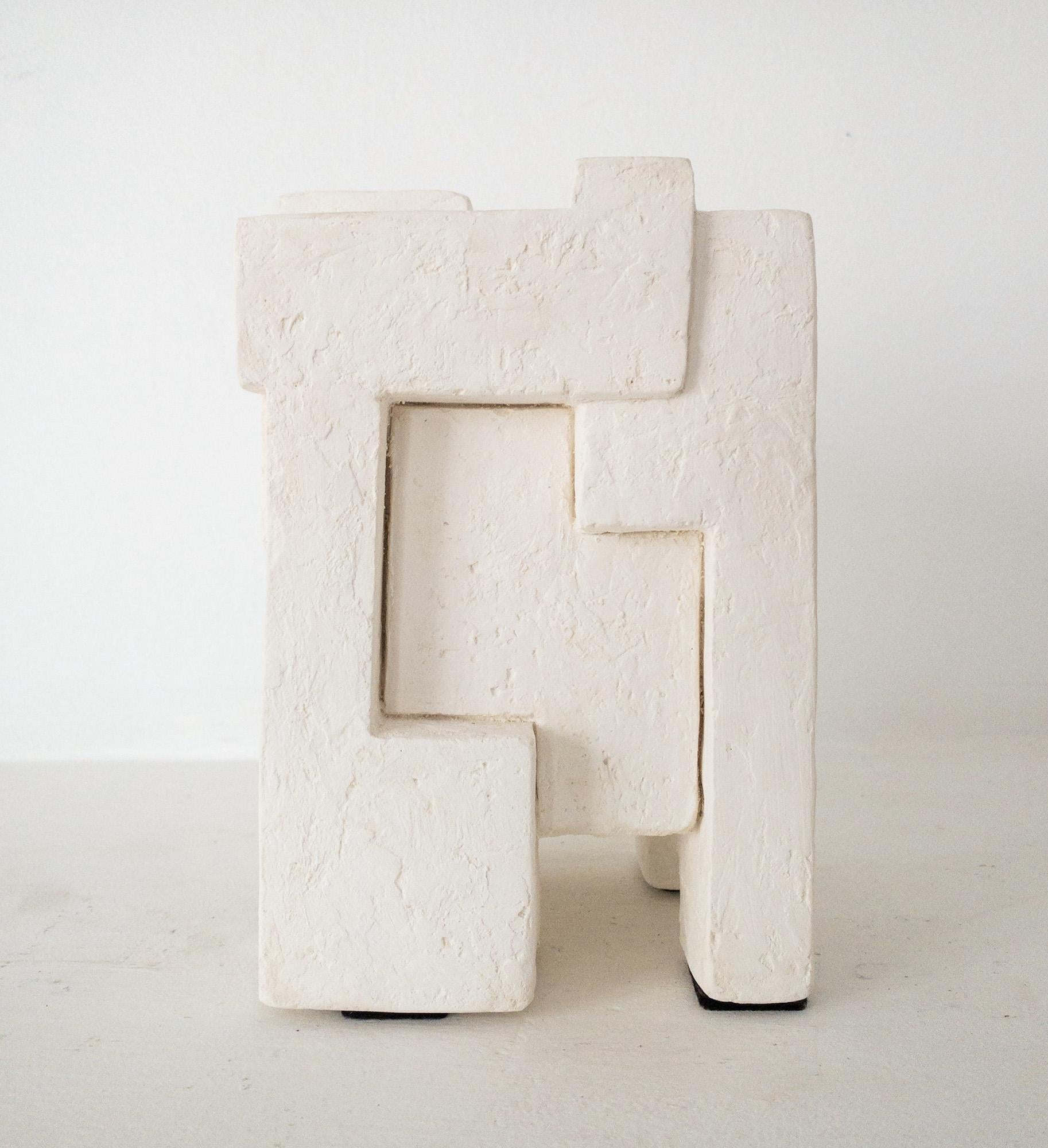 Block XI di Delphine Brabant - Scultura geometrica astratta, gesso, equilibrio in vendita 8