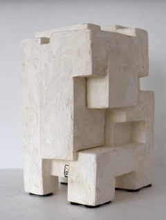 Block XI de Delphine Brabant, sculpture géométrique abstraite, plâtre, équilibre