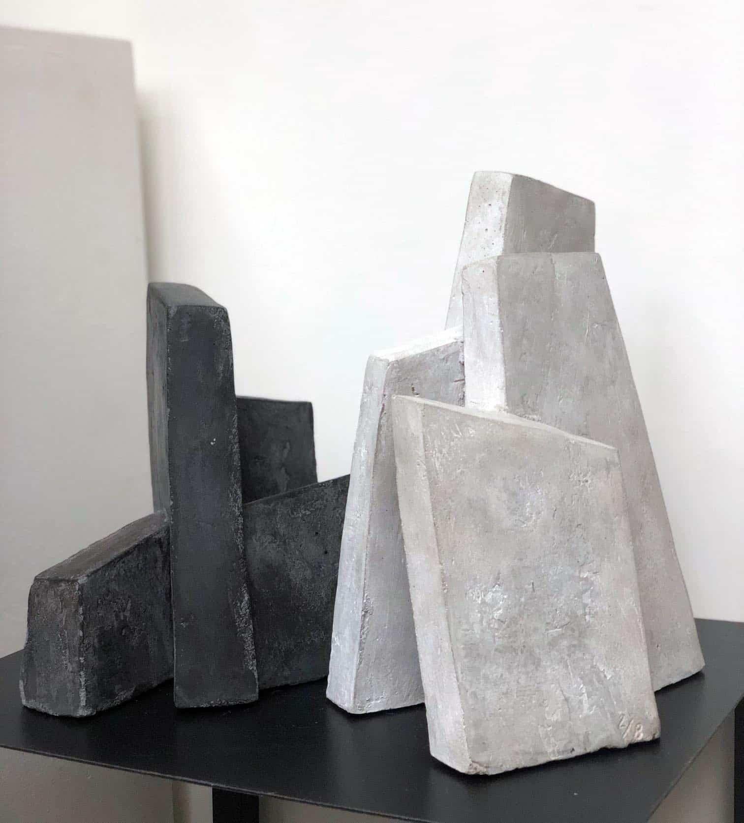 Fragment von Delphine Brabant – Abstrakte geometrische Skulptur, Schwarz-Weiß im Angebot 4