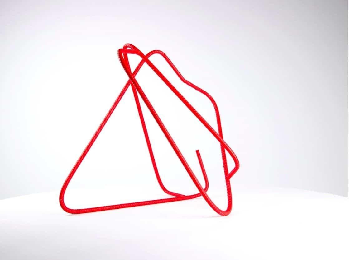Tri-Angle von Delphine Brabant – Abstrakte geometrische Skulptur aus lackiertem Stahl im Angebot 3