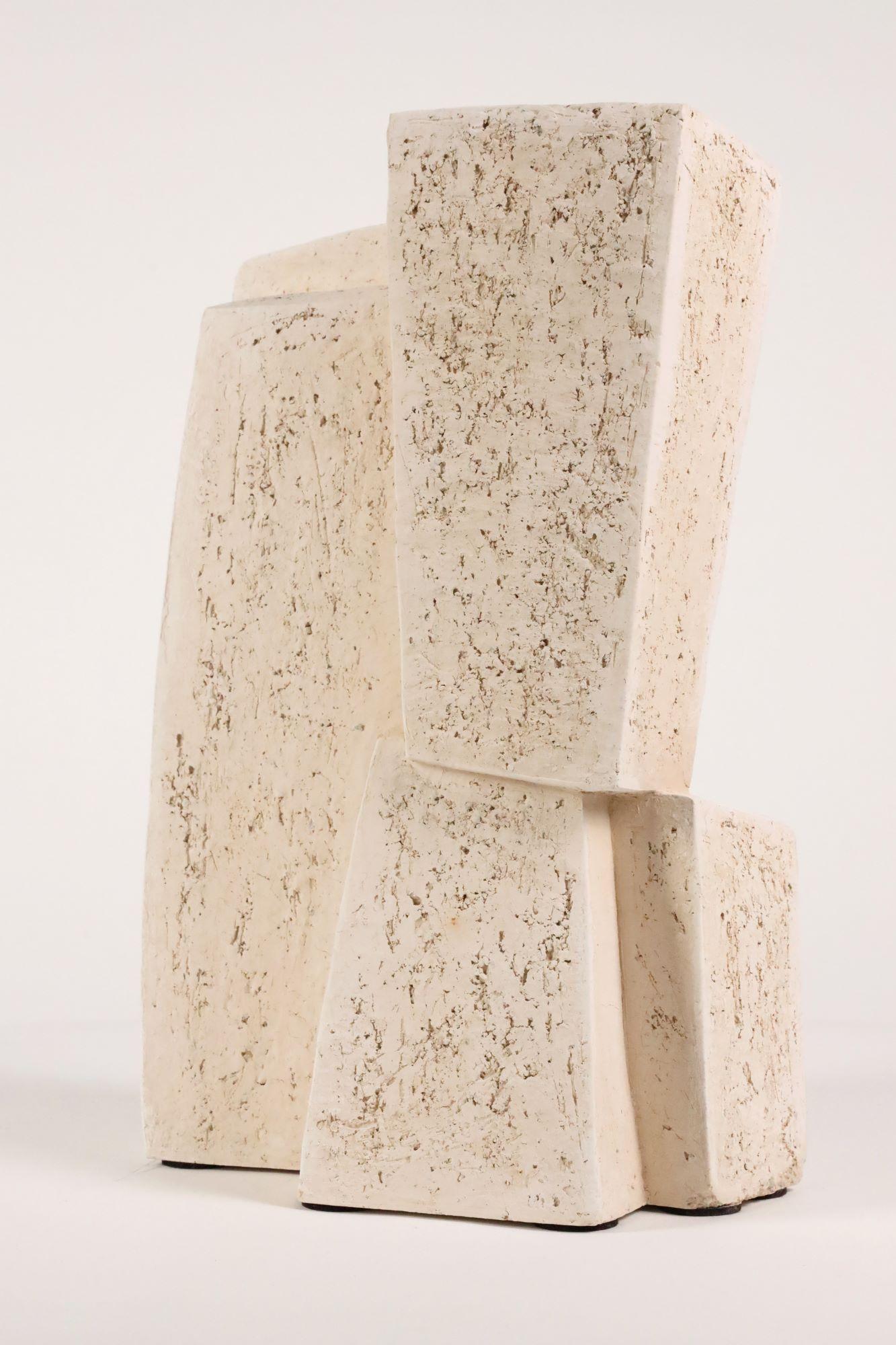 Union V de Delphine Brabant - Sculpture géométrique abstraite, terre cuite, blanche