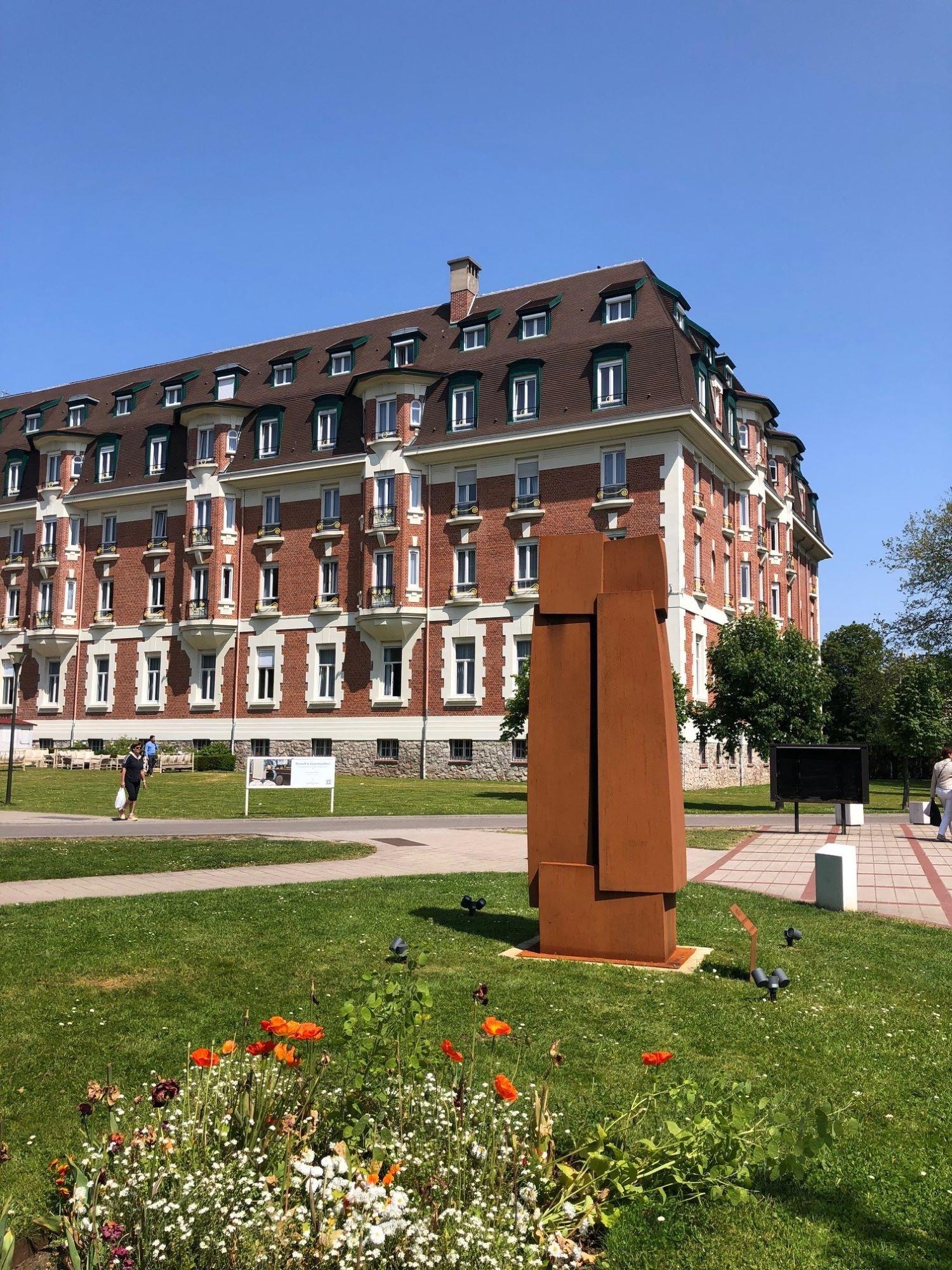 Unidad I de Delphine Brabant - Escultura geométrica abstracta, acero corten, marrón en venta 3