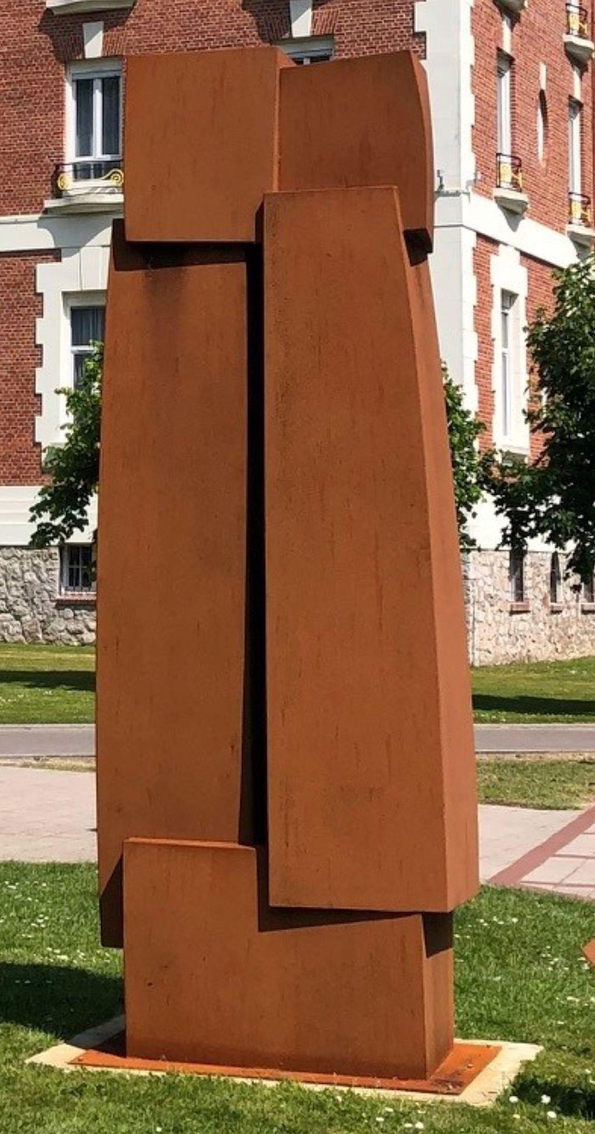 Unidad I de Delphine Brabant - Escultura geométrica abstracta, acero corten, marrón en venta 4