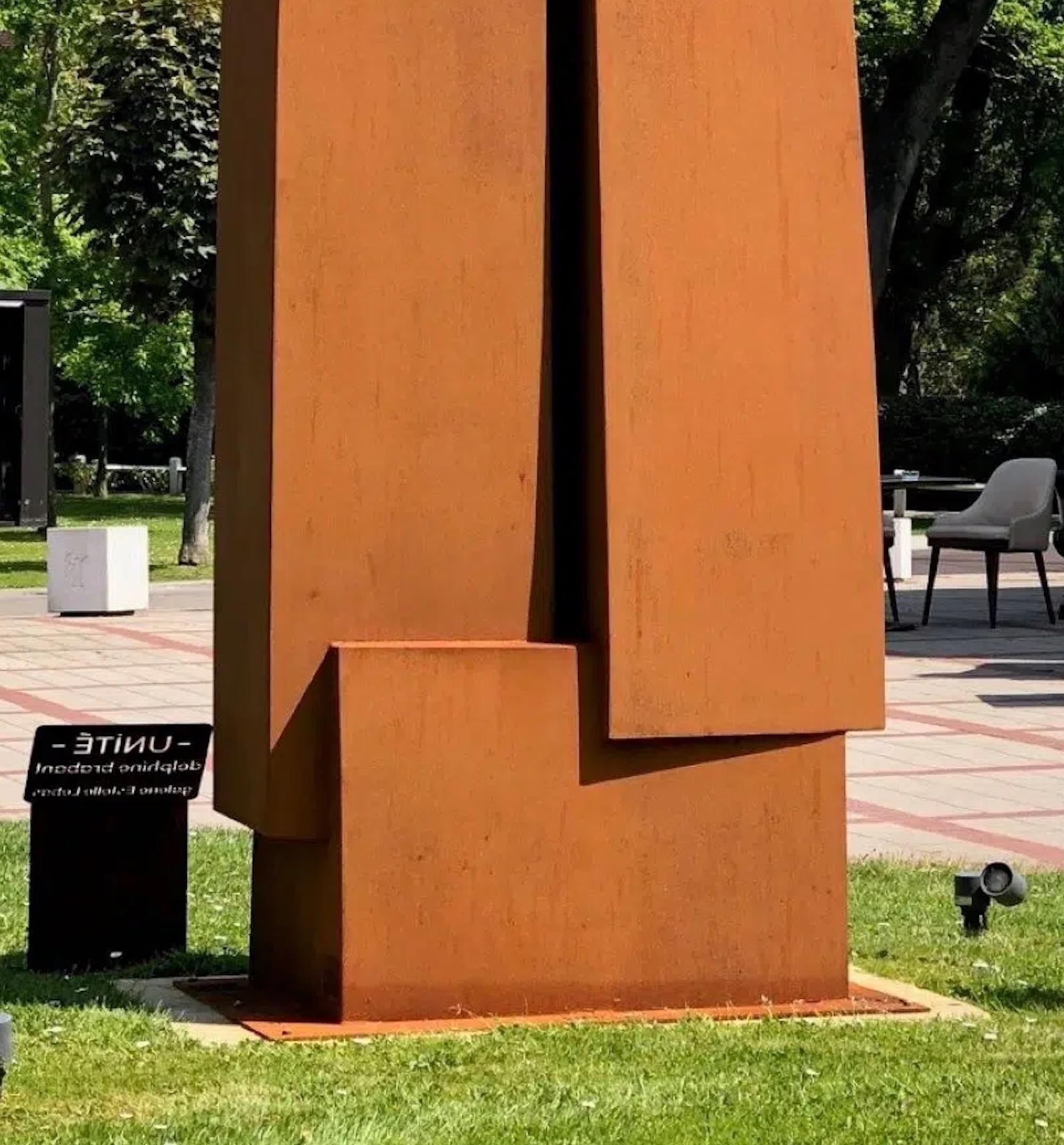 Unity I di Delphine Brabant - Scultura geometrica astratta, acciaio corten, marrone in vendita 5