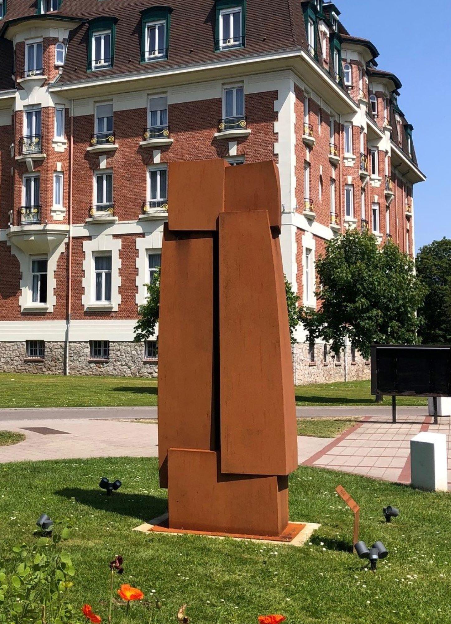 Unity I is a corten steel sculpture with chamotte sculpture by contemporary artist Delphine Brabant, dimensions are 300 × 70 × 50 cm (18.1 × 27.6 × 19.7 in). 
The sculpture is signed and numbered, it is part of a limited edition of 8 editions + 4