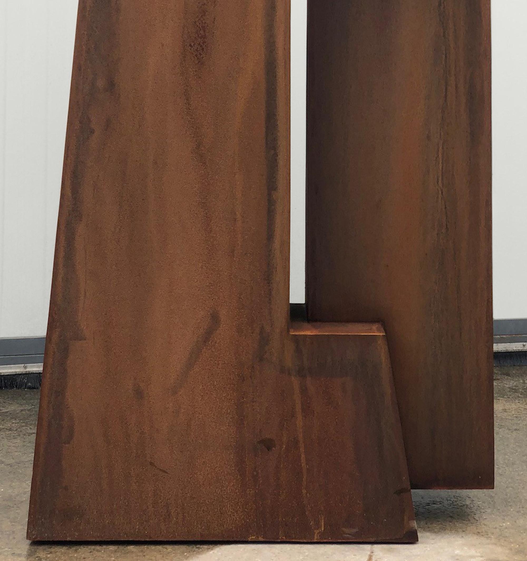 Unity II di Delphine Brabant - Scultura geometrica astratta, acciaio corten, totem in vendita 5
