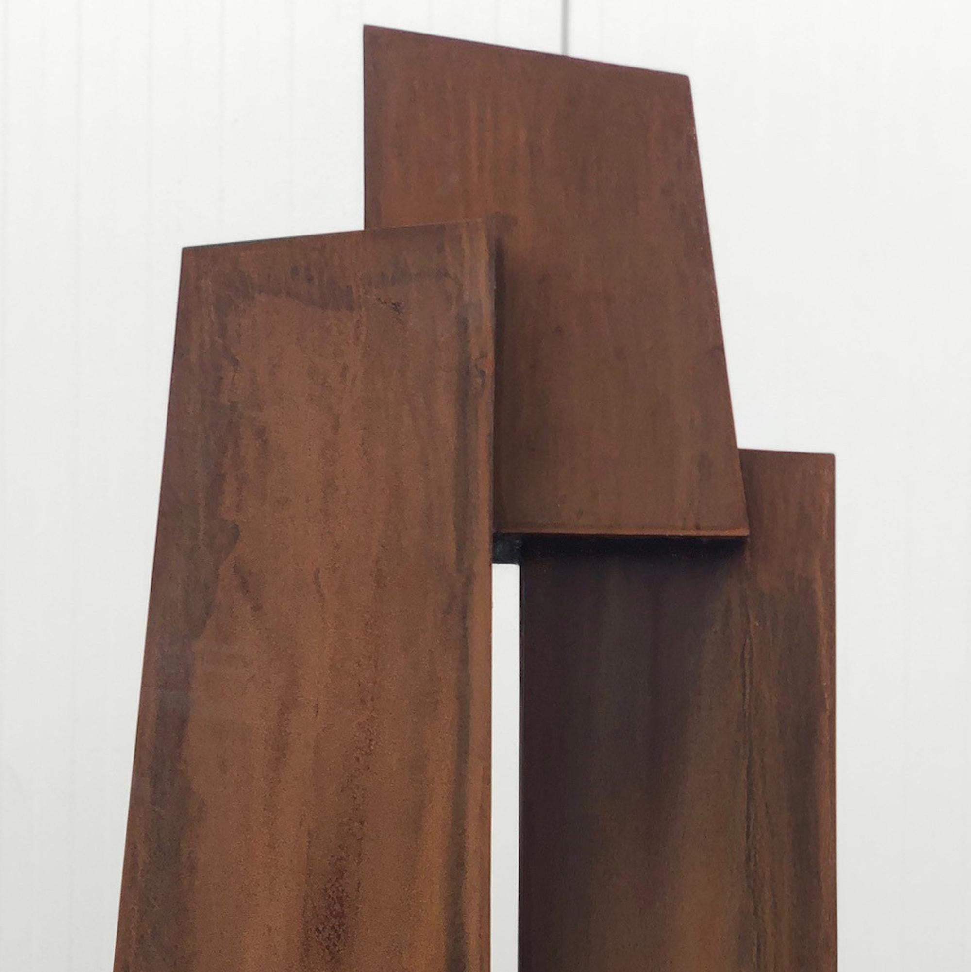 Unity II di Delphine Brabant - Scultura geometrica astratta, acciaio corten, totem in vendita 4
