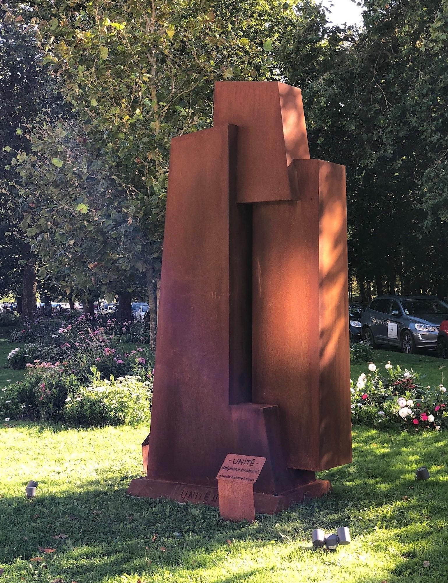 Unidad II de Delphine Brabant - Escultura abstracta, acero corten, monumental en venta 1