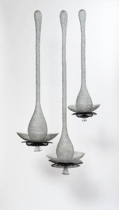 "3 boccioli neri", scultura in filo metallico trasparente a forma di ciondolo lavorata a mano