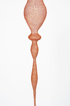 „Effleure“, Airy 3d Sound-Wave, handgewebte orangefarbene Metall-Anhänger-Skulptur aus glattem Metall