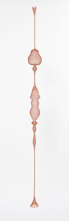 „Effleure“, Airy 3d Sound-Wave, handgewebte orangefarbene Metall-Anhänger-Skulptur aus glattem Metall