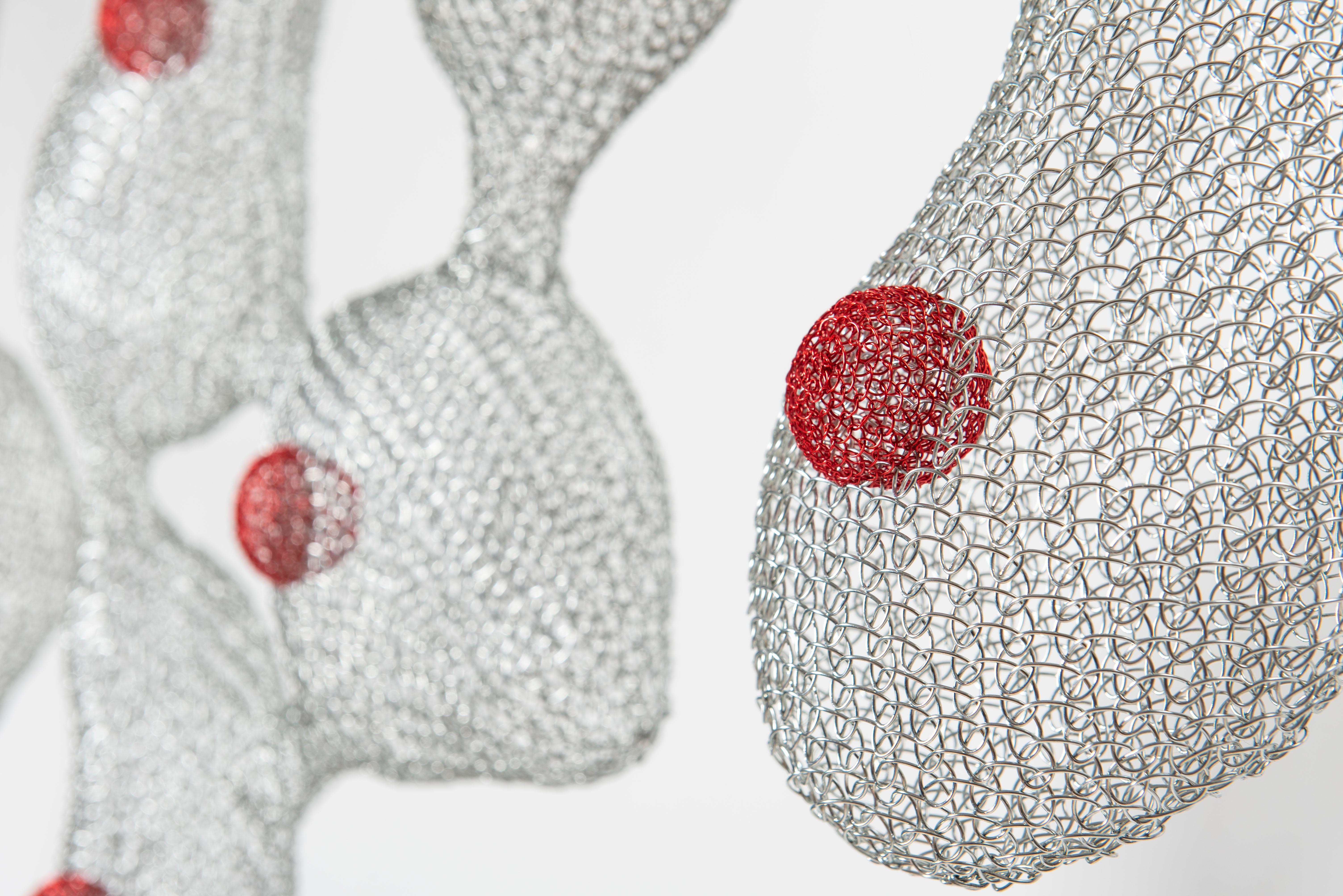 „Expansion“, handgefertigte Metallic Airy Figurative Abstraktions-Skulptur aus grauem und rotem Mesh (Grau), Abstract Sculpture, von Delphine Grandvaux