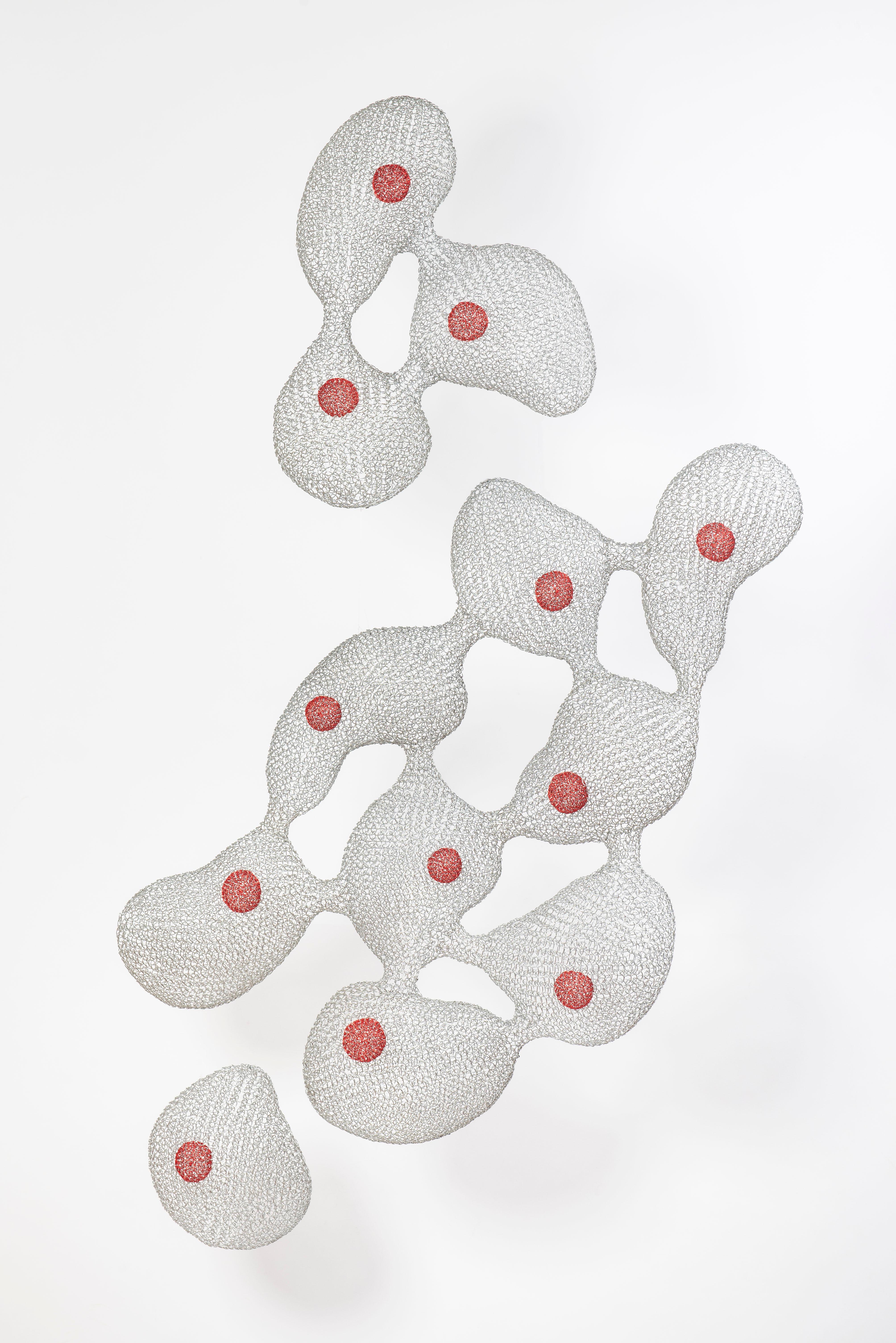 „Expansion“, handgefertigte Metallic Airy Figurative Abstraktions-Skulptur aus grauem und rotem Mesh