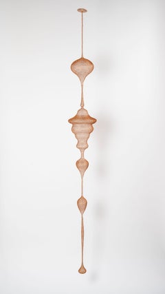 „Flower on the Skin“, Airy Tall Smooth Orange Metall-Skulptur, handgewebt
