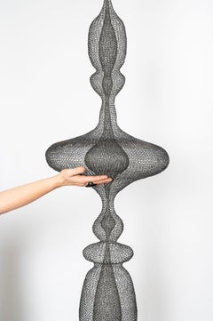 "KOBE I", Airy 3d Sound-Wave, handgewebte orangefarbene Metall-Anhänger-Skulptur aus glattem Metall