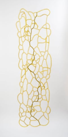 "The Path (La Sente)", sculpture murale aérienne en métal jaune et noir tissée à la main. 
