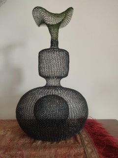 "Vase", sculpture en métal lisse, vert et noir, tissée à la main.