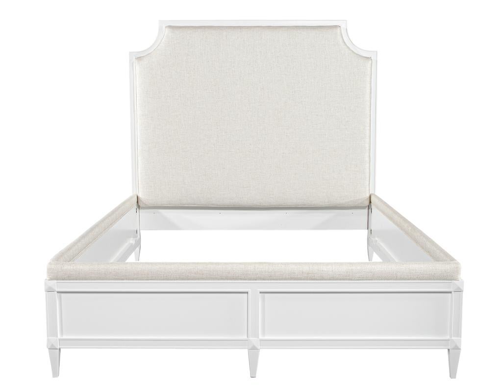 Cadre de lit Delphine Queen Size par Baker Furniture. Fabriqué par Baker Furniture, ce magnifique lit queen size Delphine est tapissé d'un velours texturé neutre avec une finition laquée design taupe. Ce cadre de lit est la combinaison parfaite d'un