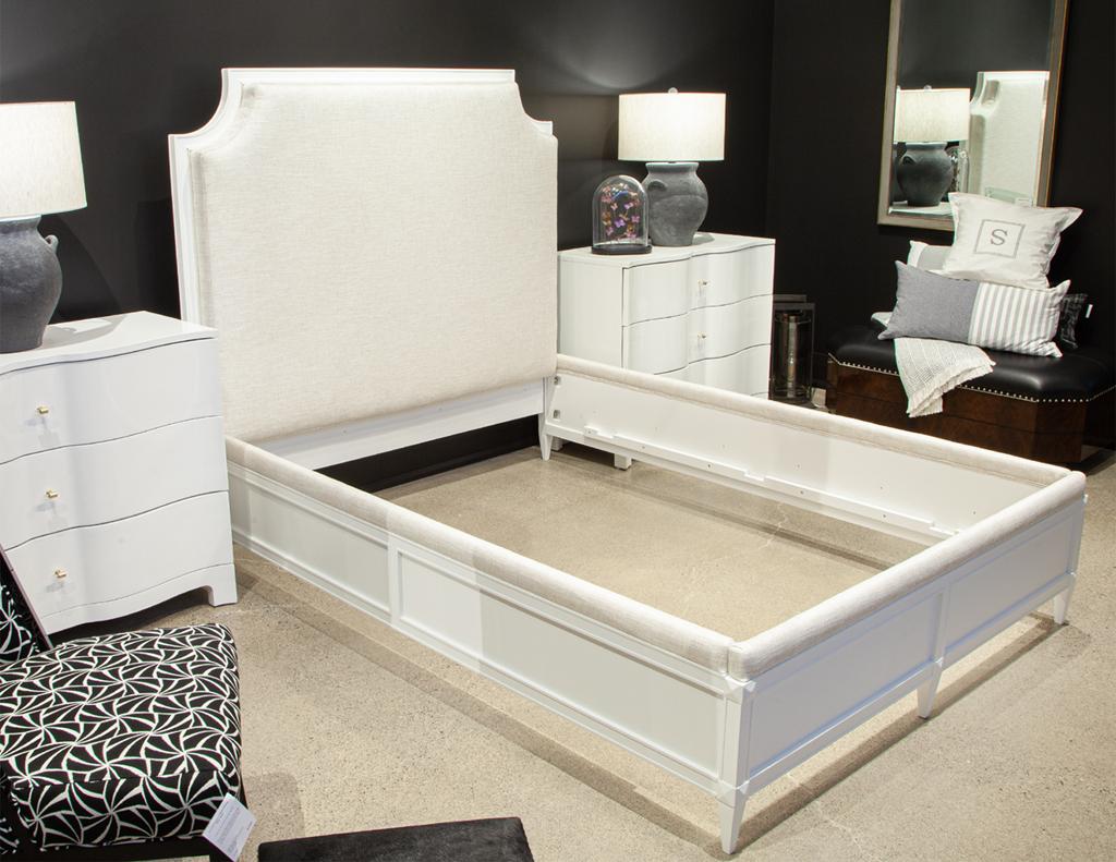 Moderne Cadre de lit Queen Size de Delphine par Baker Furniture en vente