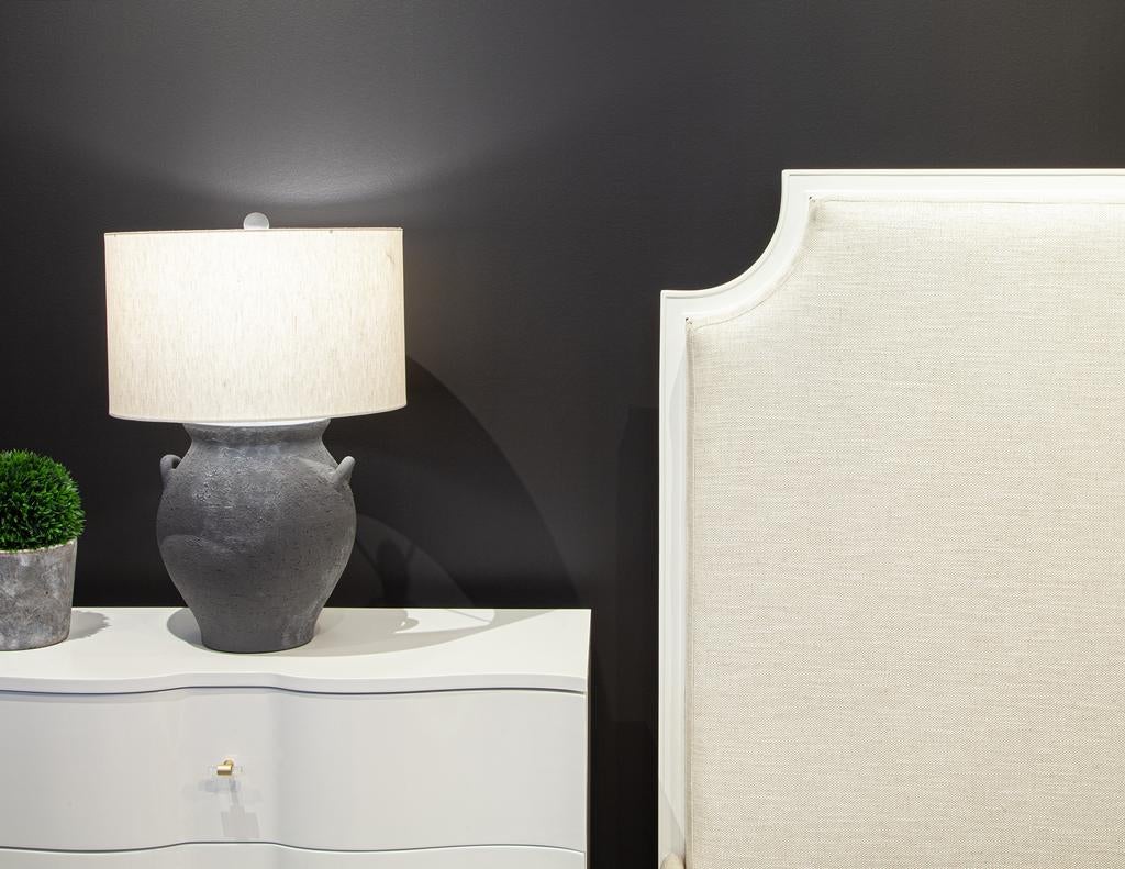 Cadre de lit Queen Size de Delphine par Baker Furniture Neuf - En vente à North York, ON