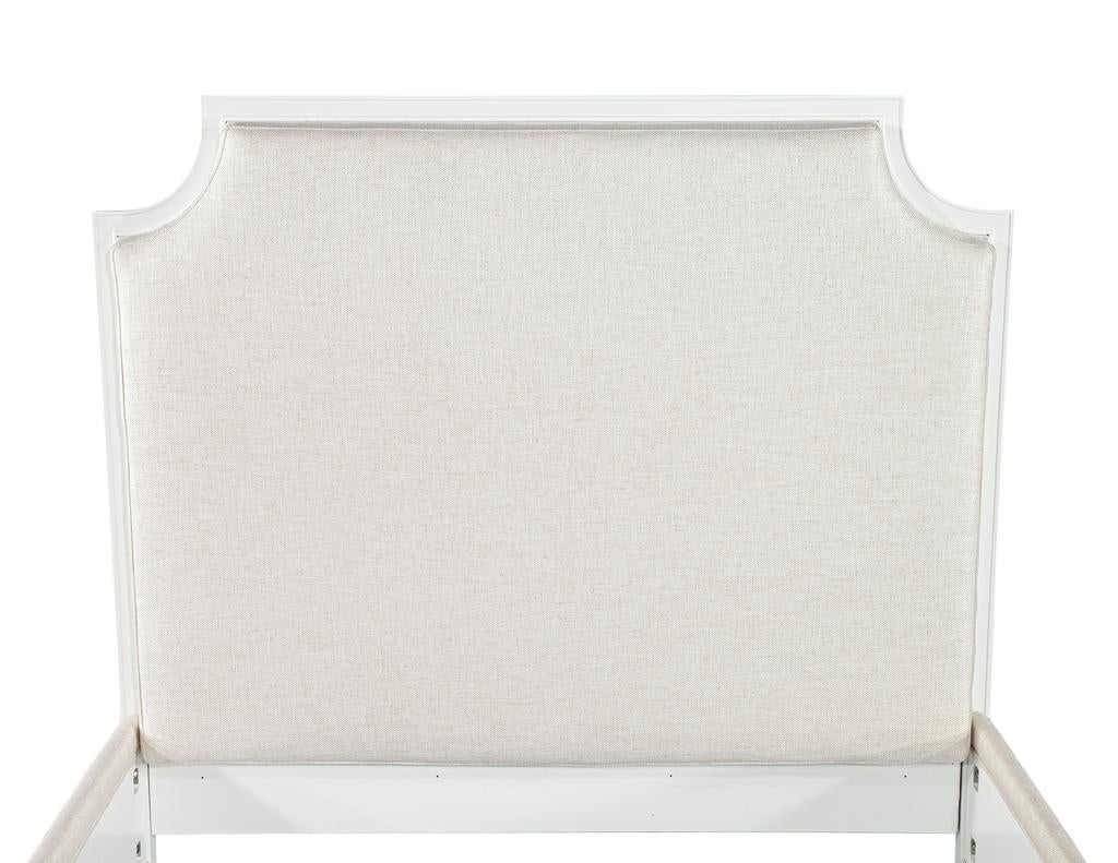 Tissu Cadre de lit Queen Size de Delphine par Baker Furniture en vente