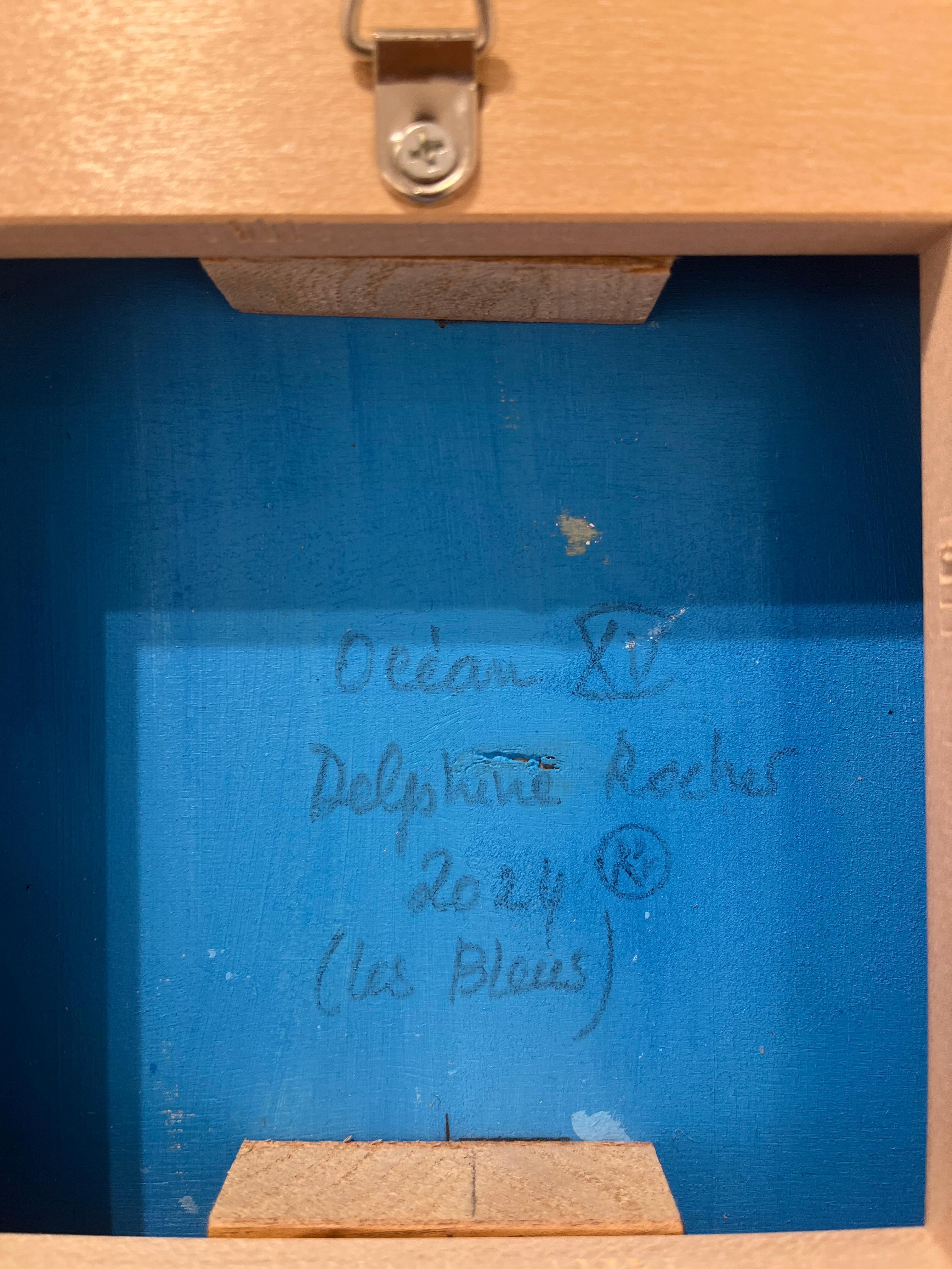 Immergiti nel blu con questo straordinario pezzo di Delphine Rocher, della serie 