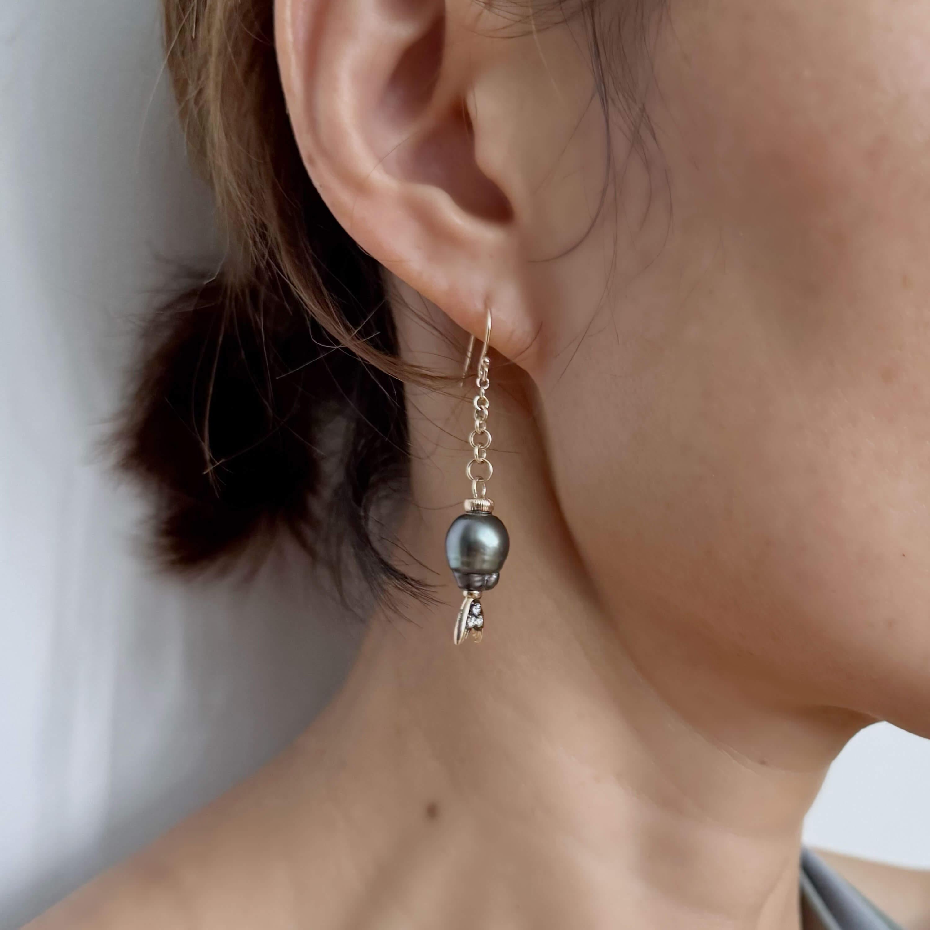 Moderno Orecchini Delphine con perle barocche di Tahiti e diamanti in oro 14k in vendita