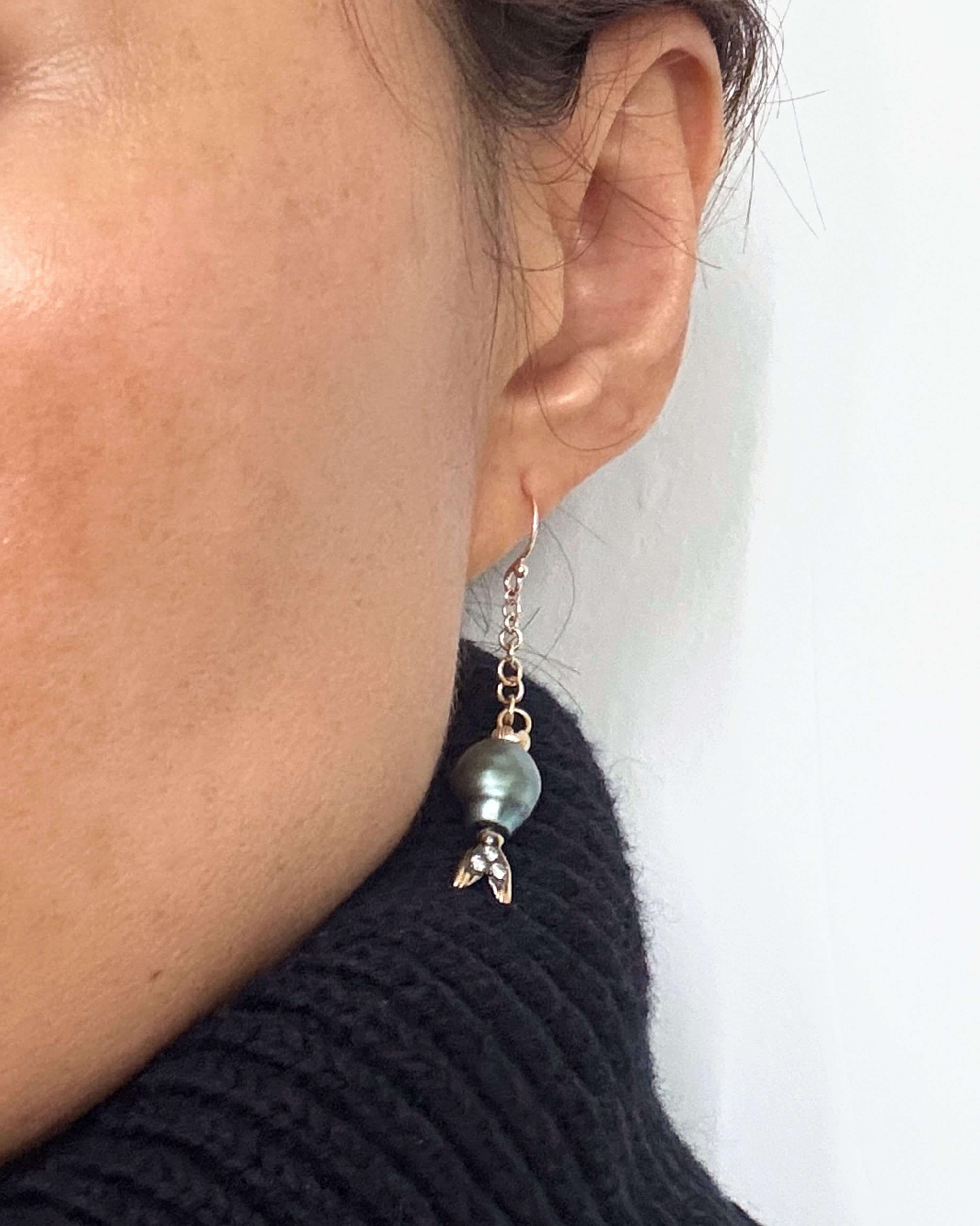 Orecchini Delphine con perle barocche di Tahiti e diamanti in oro 14k in vendita 2