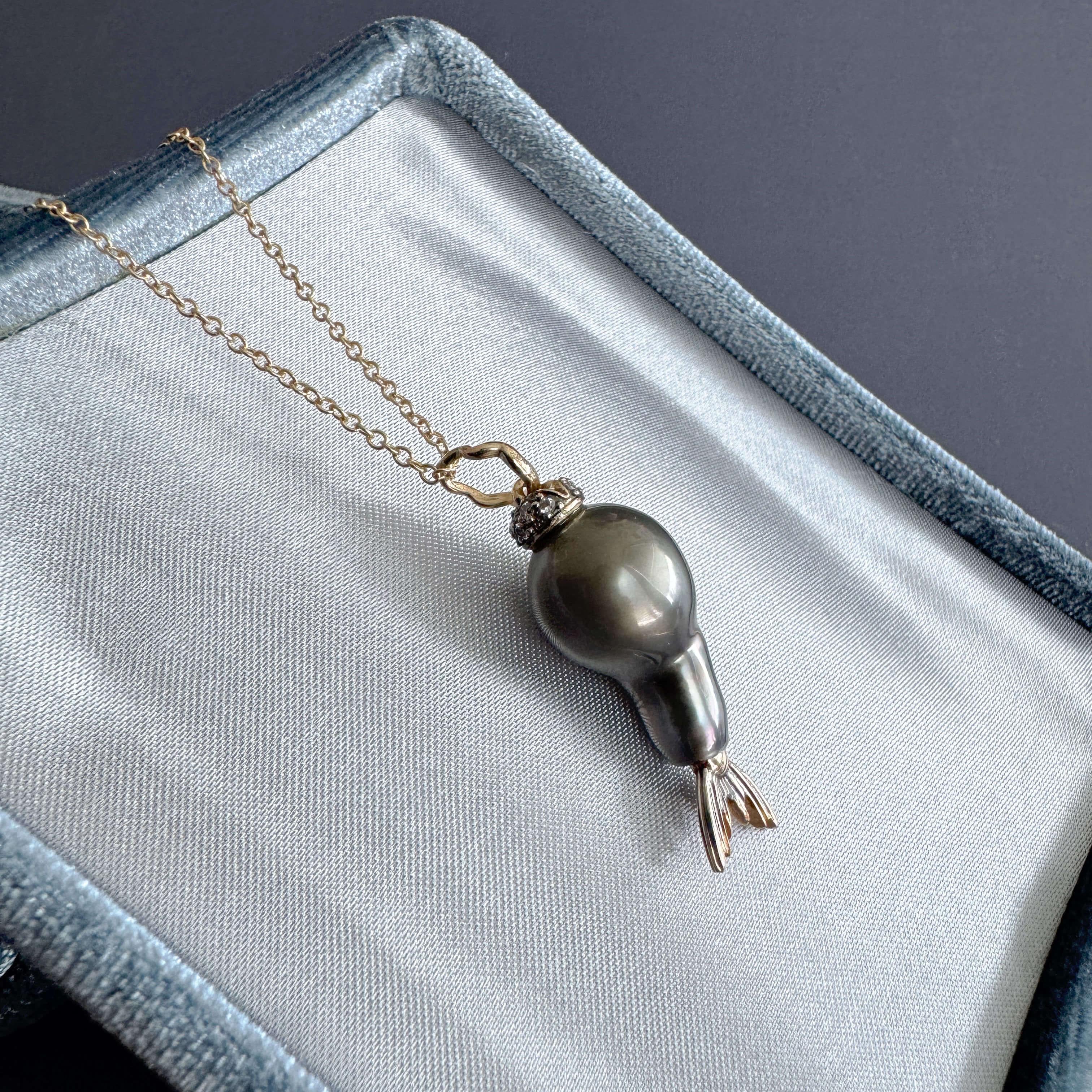 Contemporaneo Ciondolo Delphine con perle barocche di Tahiti e diamanti in oro 14k in vendita